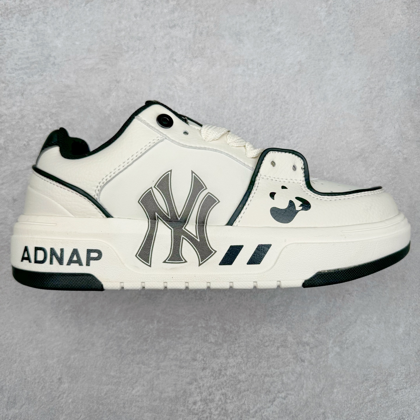 图片[7]-MLB Chunky Liner Basic 复古印花学长鞋系列低帮轻量增高厚底百搭休闲运动慢跑鞋板鞋 Korea韩国联名NY美国榄球纽约洋基队限定 韩国代购专供 全套原楦原纸板原厂数据开发 正确中底拉帮中底网布细节 平台代购专供 左脚内置芯片 韩国代购吊牌标贴 独家一比一RB+MD组合大底 高频后跟小人Logo精准对位立体饱满 正确网布加超迁鞋面 转印中底走线紧密 转印Logo工艺表层防刮不掉色 尺码：35 36 36.5 37.5 38 38.5 39 40 40.5 41 42 42.5 43 44 45-选品中心