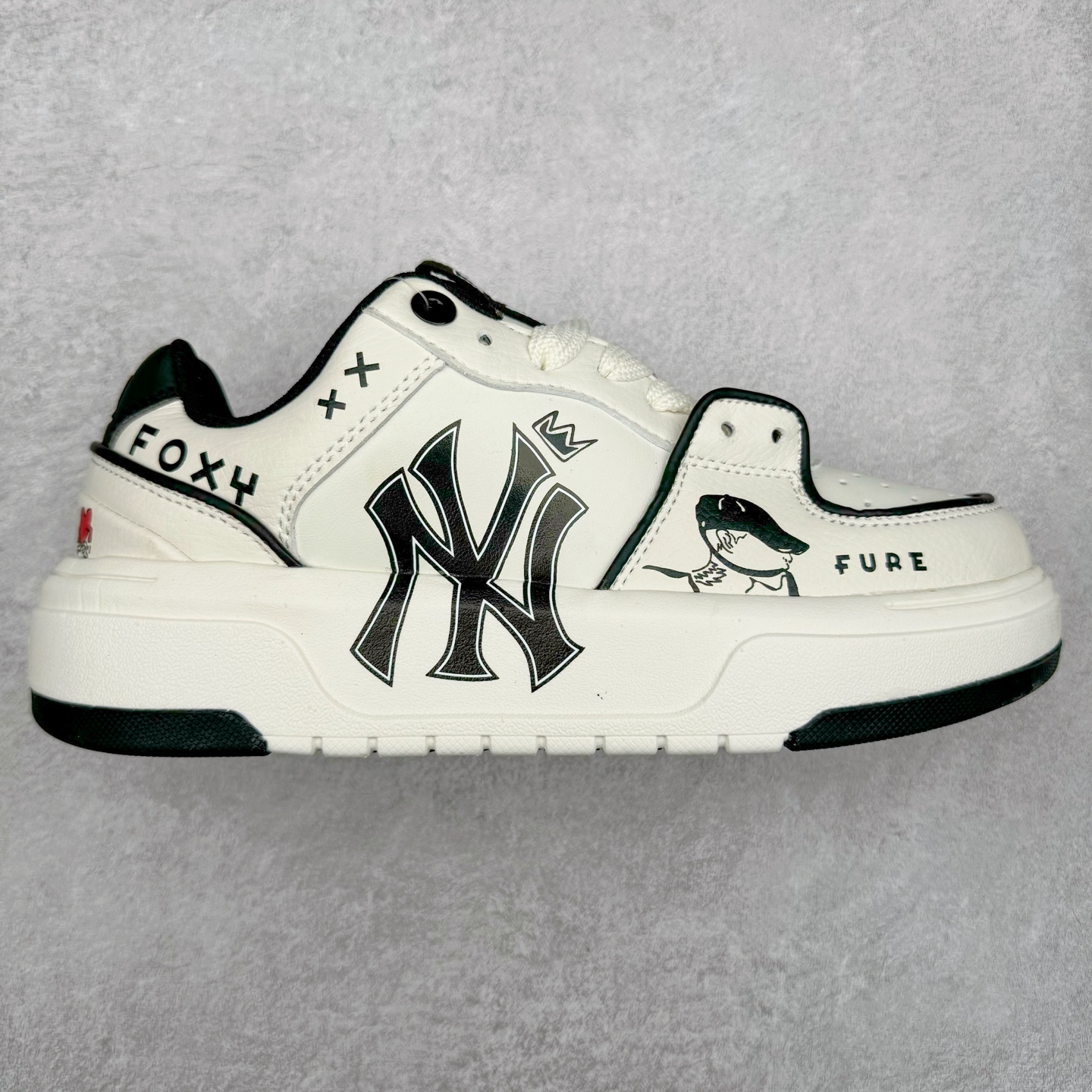 MLB Chunky Liner Basic 复古印花学长鞋系列低帮轻量增高厚底百搭休闲运动慢跑鞋板鞋 Korea韩国联名NY美国榄球纽约洋基队限定 韩国代购专供 全套原楦原纸板原厂数据开发 正确中底拉帮中底网布细节 平台代购专供 左脚内置芯片 韩国代购吊牌标贴 独家一比一RB+MD组合大底 高频后跟小人Logo精准对位立体饱满 正确网布加超迁鞋面 转印中底走线紧密 转印Logo工艺表层防刮不掉色 尺码：35 36 36.5 37.5 38 38.5 39 40 40.5 41 42 42.5 43 44 45-选品中心