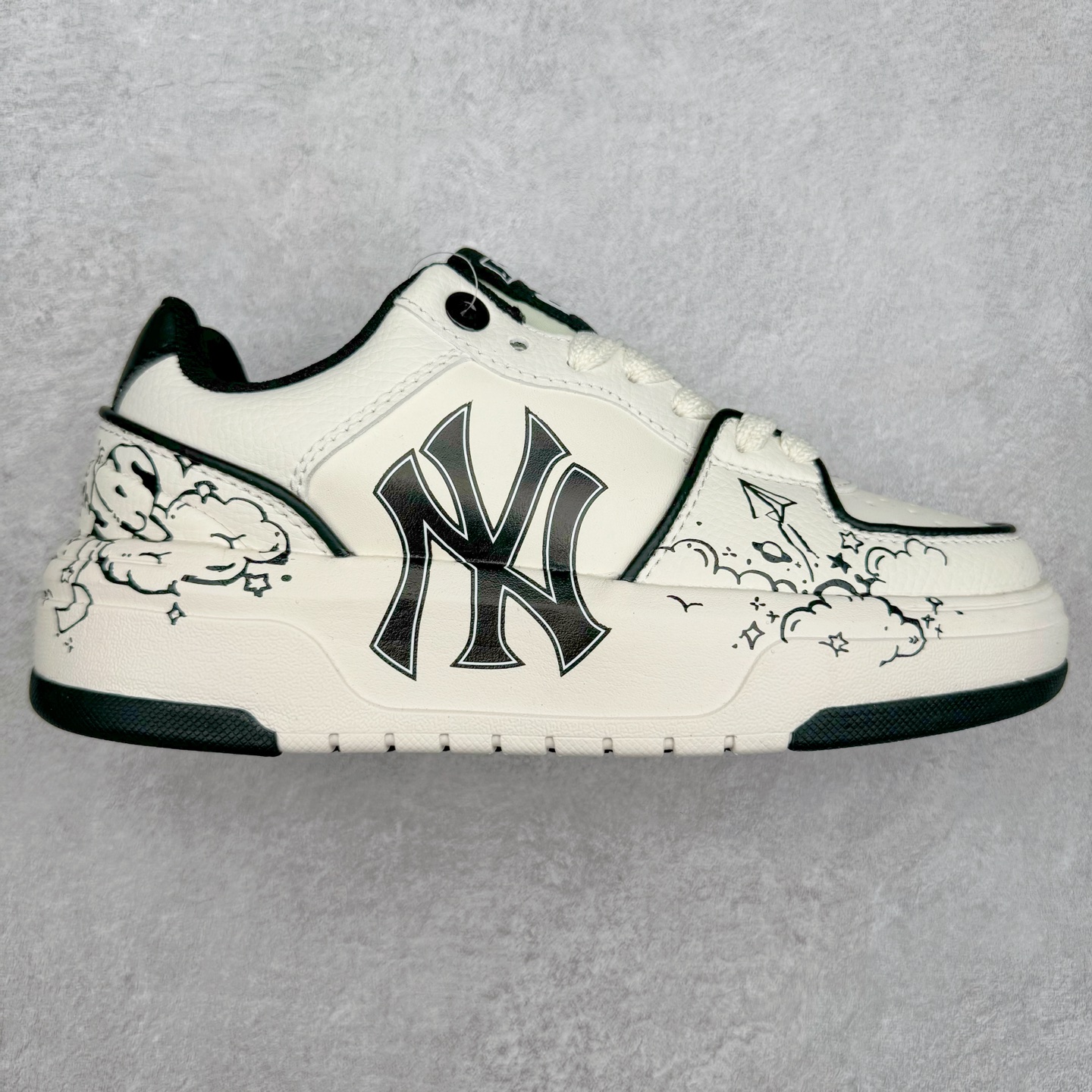 MLB Chunky Liner Basic 复古印花学长鞋系列低帮轻量增高厚底百搭休闲运动慢跑鞋板鞋 Korea韩国联名NY美国榄球纽约洋基队限定 韩国代购专供 全套原楦原纸板原厂数据开发 正确中底拉帮中底网布细节 平台代购专供 左脚内置芯片 韩国代购吊牌标贴 独家一比一RB+MD组合大底 高频后跟小人Logo精准对位立体饱满 正确网布加超迁鞋面 转印中底走线紧密 转印Logo工艺表层防刮不掉色 尺码：35 36 36.5 37.5 38 38.5 39 40 40.5 41 42 42.5 43 44 45-选品中心