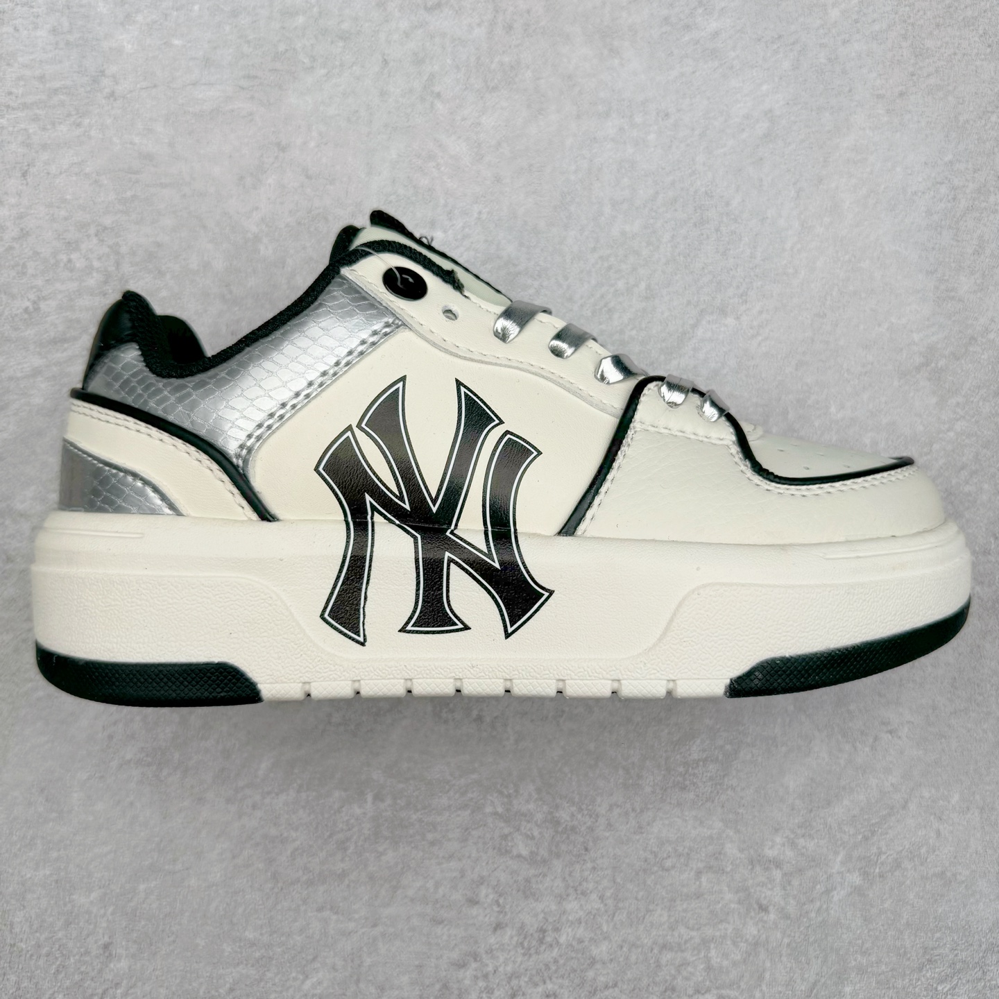 图片[3]-MLB Chunky Liner Basic 复古印花学长鞋系列低帮轻量增高厚底百搭休闲运动慢跑鞋板鞋 Korea韩国联名NY美国榄球纽约洋基队限定 韩国代购专供 全套原楦原纸板原厂数据开发 正确中底拉帮中底网布细节 平台代购专供 左脚内置芯片 韩国代购吊牌标贴 独家一比一RB+MD组合大底 高频后跟小人Logo精准对位立体饱满 正确网布加超迁鞋面 转印中底走线紧密 转印Logo工艺表层防刮不掉色 尺码：35 36 36.5 37.5 38 38.5 39 40 40.5 41 42 42.5 43 44 45-选品中心