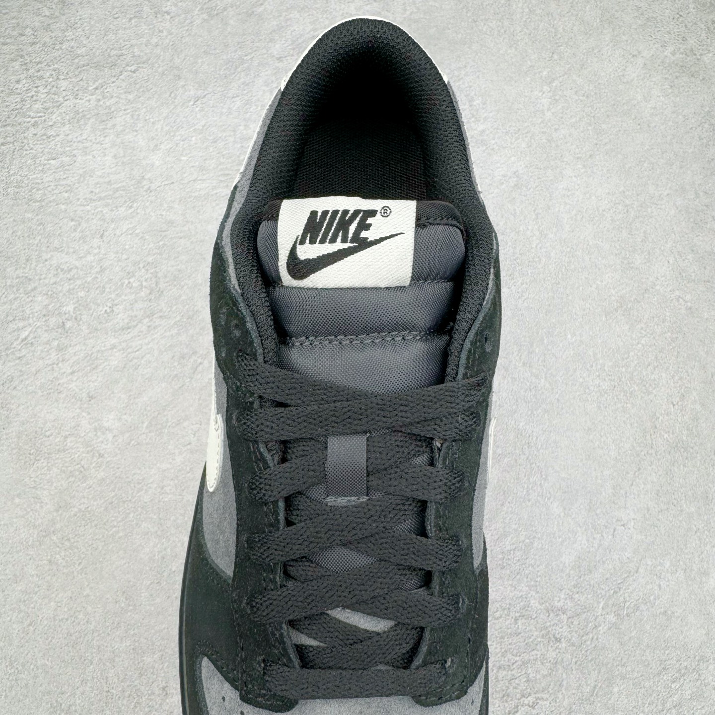 图片[5]-＃KZ神版 NK Dunk Low 黑灰 HQ1931-001 毫无疑问市场中端王者 全码福利开炸 长期补货价格一步到位 毫无疑问市场中端王者 实力大厂出品 新配色陆续开发 利润个位数只为口碑 全套原纸板楦头开发 确保原汁原味 完美呈现DUNK版型 一比一鞋头弧度高度鞋身弧度 此版本只针对中端市场 皮料材质有所更替 其他数据细节工艺流程均保持一致 绝不口嗨 细节品控鞋型随意对比 独家私模官方第六代原厂航空铝磨具打磨大底 鞋头坡度极致还原 无解鞋型 原盒原配 圈内天花板工艺 原厂玻璃冲刀 超高清洁度 全鞋零毛边皮料切割 原厂中底布点胶 中底布拉帮走线遵循公司 尺码：36 36.5 37.5 38 38.5 39 40 40.5 41 42 42.5 43 44 44.5 45 46 47.5 48.5-选品中心