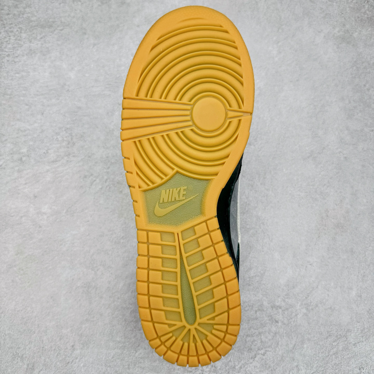 图片[9]-＃KZ神版 NK Dunk Low 黑灰 HQ1931-001 毫无疑问市场中端王者 全码福利开炸 长期补货价格一步到位 毫无疑问市场中端王者 实力大厂出品 新配色陆续开发 利润个位数只为口碑 全套原纸板楦头开发 确保原汁原味 完美呈现DUNK版型 一比一鞋头弧度高度鞋身弧度 此版本只针对中端市场 皮料材质有所更替 其他数据细节工艺流程均保持一致 绝不口嗨 细节品控鞋型随意对比 独家私模官方第六代原厂航空铝磨具打磨大底 鞋头坡度极致还原 无解鞋型 原盒原配 圈内天花板工艺 原厂玻璃冲刀 超高清洁度 全鞋零毛边皮料切割 原厂中底布点胶 中底布拉帮走线遵循公司 尺码：36 36.5 37.5 38 38.5 39 40 40.5 41 42 42.5 43 44 44.5 45 46 47.5 48.5-选品中心