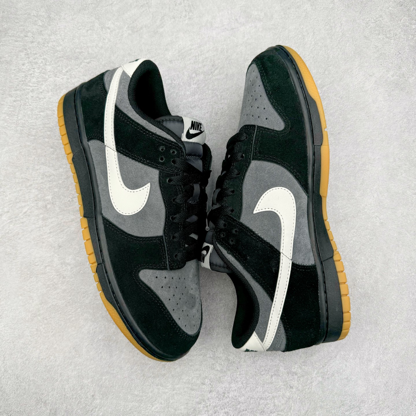 图片[3]-＃KZ神版 NK Dunk Low 黑灰 HQ1931-001 毫无疑问市场中端王者 全码福利开炸 长期补货价格一步到位 毫无疑问市场中端王者 实力大厂出品 新配色陆续开发 利润个位数只为口碑 全套原纸板楦头开发 确保原汁原味 完美呈现DUNK版型 一比一鞋头弧度高度鞋身弧度 此版本只针对中端市场 皮料材质有所更替 其他数据细节工艺流程均保持一致 绝不口嗨 细节品控鞋型随意对比 独家私模官方第六代原厂航空铝磨具打磨大底 鞋头坡度极致还原 无解鞋型 原盒原配 圈内天花板工艺 原厂玻璃冲刀 超高清洁度 全鞋零毛边皮料切割 原厂中底布点胶 中底布拉帮走线遵循公司 尺码：36 36.5 37.5 38 38.5 39 40 40.5 41 42 42.5 43 44 44.5 45 46 47.5 48.5-选品中心