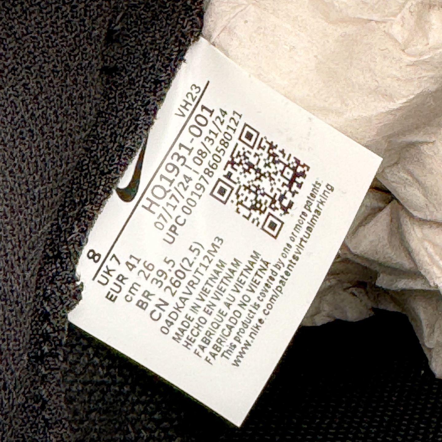 图片[13]-＃KZ神版 NK Dunk Low 黑灰 HQ1931-001 毫无疑问市场中端王者 全码福利开炸 长期补货价格一步到位 毫无疑问市场中端王者 实力大厂出品 新配色陆续开发 利润个位数只为口碑 全套原纸板楦头开发 确保原汁原味 完美呈现DUNK版型 一比一鞋头弧度高度鞋身弧度 此版本只针对中端市场 皮料材质有所更替 其他数据细节工艺流程均保持一致 绝不口嗨 细节品控鞋型随意对比 独家私模官方第六代原厂航空铝磨具打磨大底 鞋头坡度极致还原 无解鞋型 原盒原配 圈内天花板工艺 原厂玻璃冲刀 超高清洁度 全鞋零毛边皮料切割 原厂中底布点胶 中底布拉帮走线遵循公司 尺码：36 36.5 37.5 38 38.5 39 40 40.5 41 42 42.5 43 44 44.5 45 46 47.5 48.5-选品中心