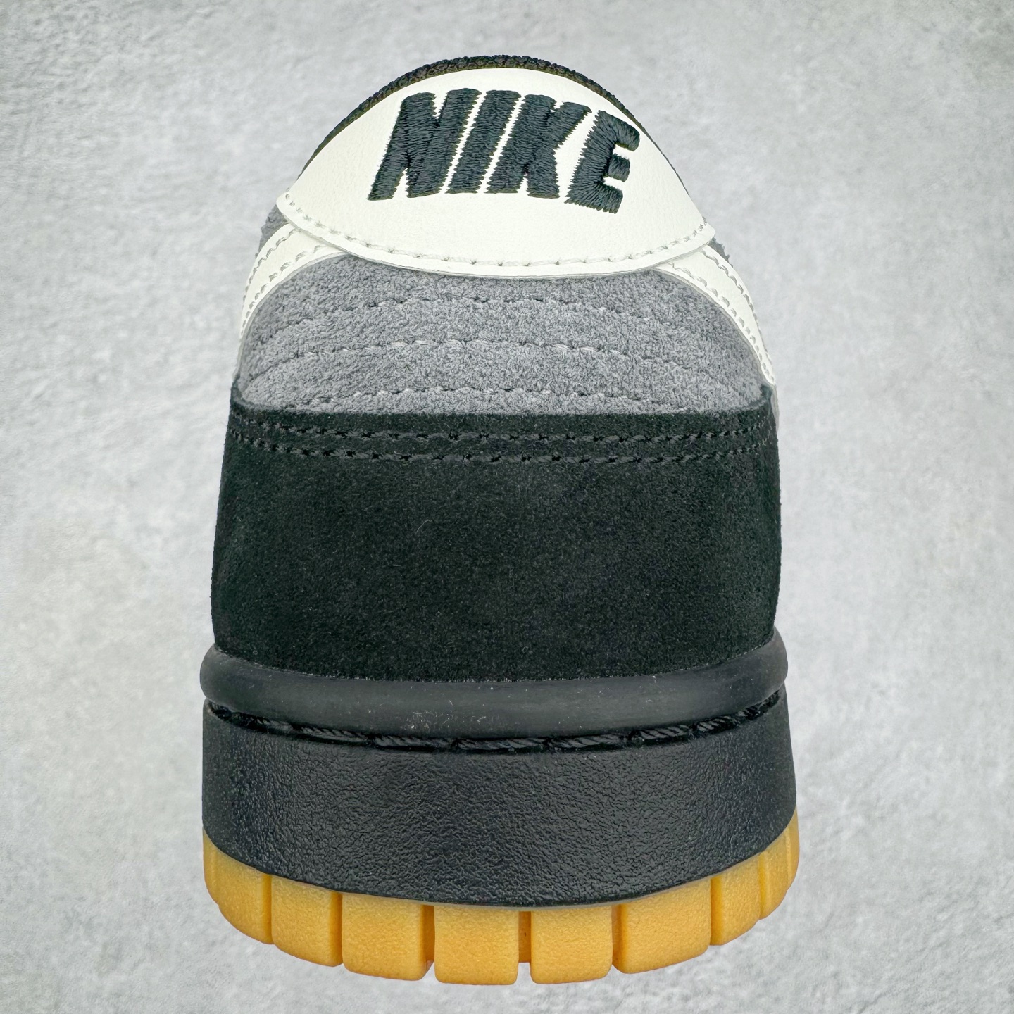 图片[8]-＃KZ神版 NK Dunk Low 黑灰 HQ1931-001 毫无疑问市场中端王者 全码福利开炸 长期补货价格一步到位 毫无疑问市场中端王者 实力大厂出品 新配色陆续开发 利润个位数只为口碑 全套原纸板楦头开发 确保原汁原味 完美呈现DUNK版型 一比一鞋头弧度高度鞋身弧度 此版本只针对中端市场 皮料材质有所更替 其他数据细节工艺流程均保持一致 绝不口嗨 细节品控鞋型随意对比 独家私模官方第六代原厂航空铝磨具打磨大底 鞋头坡度极致还原 无解鞋型 原盒原配 圈内天花板工艺 原厂玻璃冲刀 超高清洁度 全鞋零毛边皮料切割 原厂中底布点胶 中底布拉帮走线遵循公司 尺码：36 36.5 37.5 38 38.5 39 40 40.5 41 42 42.5 43 44 44.5 45 46 47.5 48.5-选品中心