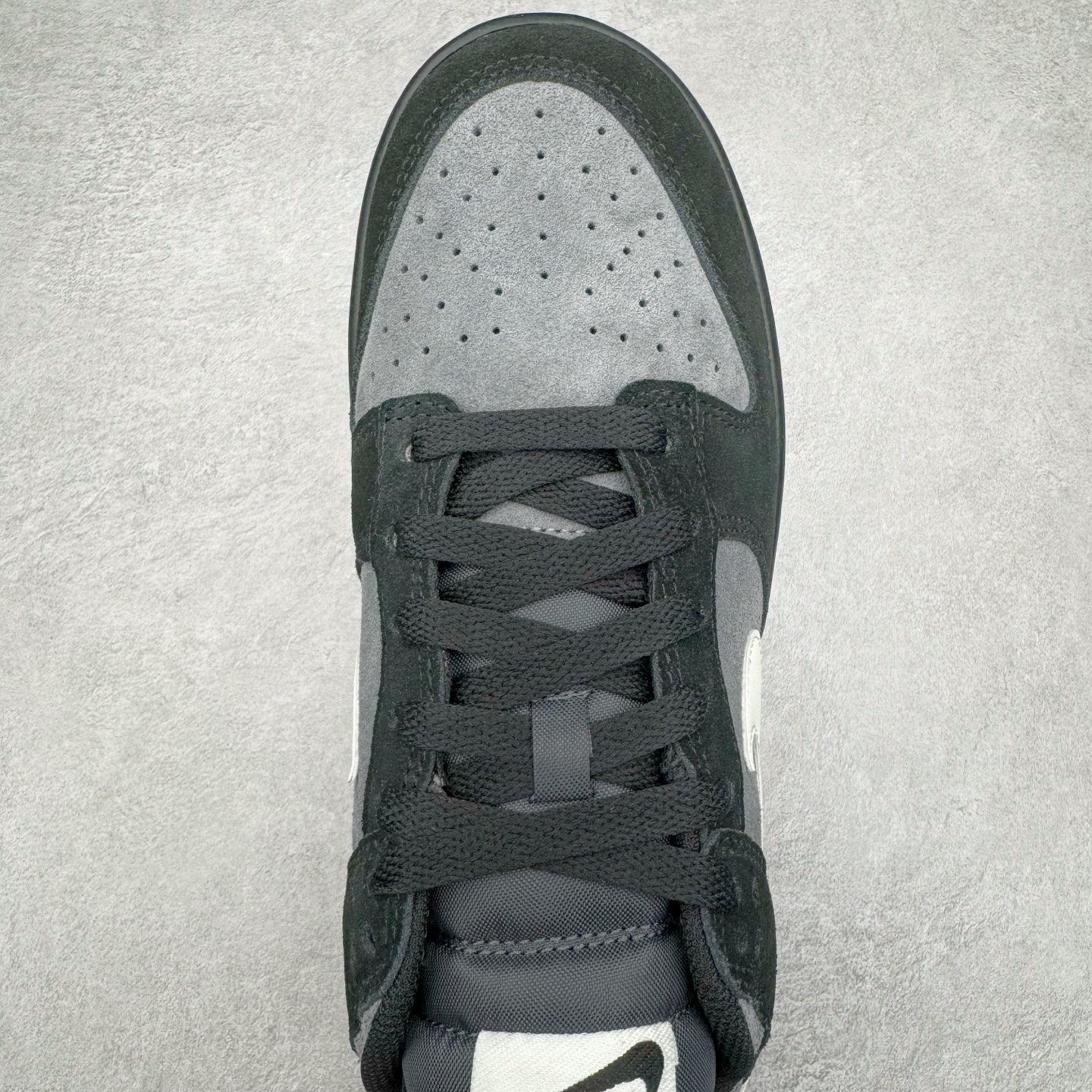 图片[4]-＃KZ神版 NK Dunk Low 黑灰 HQ1931-001 毫无疑问市场中端王者 全码福利开炸 长期补货价格一步到位 毫无疑问市场中端王者 实力大厂出品 新配色陆续开发 利润个位数只为口碑 全套原纸板楦头开发 确保原汁原味 完美呈现DUNK版型 一比一鞋头弧度高度鞋身弧度 此版本只针对中端市场 皮料材质有所更替 其他数据细节工艺流程均保持一致 绝不口嗨 细节品控鞋型随意对比 独家私模官方第六代原厂航空铝磨具打磨大底 鞋头坡度极致还原 无解鞋型 原盒原配 圈内天花板工艺 原厂玻璃冲刀 超高清洁度 全鞋零毛边皮料切割 原厂中底布点胶 中底布拉帮走线遵循公司 尺码：36 36.5 37.5 38 38.5 39 40 40.5 41 42 42.5 43 44 44.5 45 46 47.5 48.5-选品中心