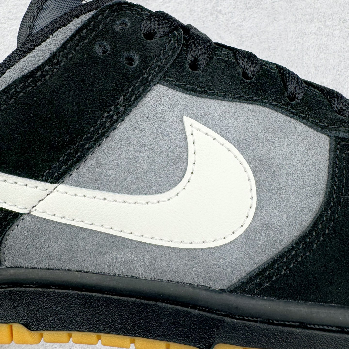 图片[17]-＃KZ神版 NK Dunk Low 黑灰 HQ1931-001 毫无疑问市场中端王者 全码福利开炸 长期补货价格一步到位 毫无疑问市场中端王者 实力大厂出品 新配色陆续开发 利润个位数只为口碑 全套原纸板楦头开发 确保原汁原味 完美呈现DUNK版型 一比一鞋头弧度高度鞋身弧度 此版本只针对中端市场 皮料材质有所更替 其他数据细节工艺流程均保持一致 绝不口嗨 细节品控鞋型随意对比 独家私模官方第六代原厂航空铝磨具打磨大底 鞋头坡度极致还原 无解鞋型 原盒原配 圈内天花板工艺 原厂玻璃冲刀 超高清洁度 全鞋零毛边皮料切割 原厂中底布点胶 中底布拉帮走线遵循公司 尺码：36 36.5 37.5 38 38.5 39 40 40.5 41 42 42.5 43 44 44.5 45 46 47.5 48.5-选品中心