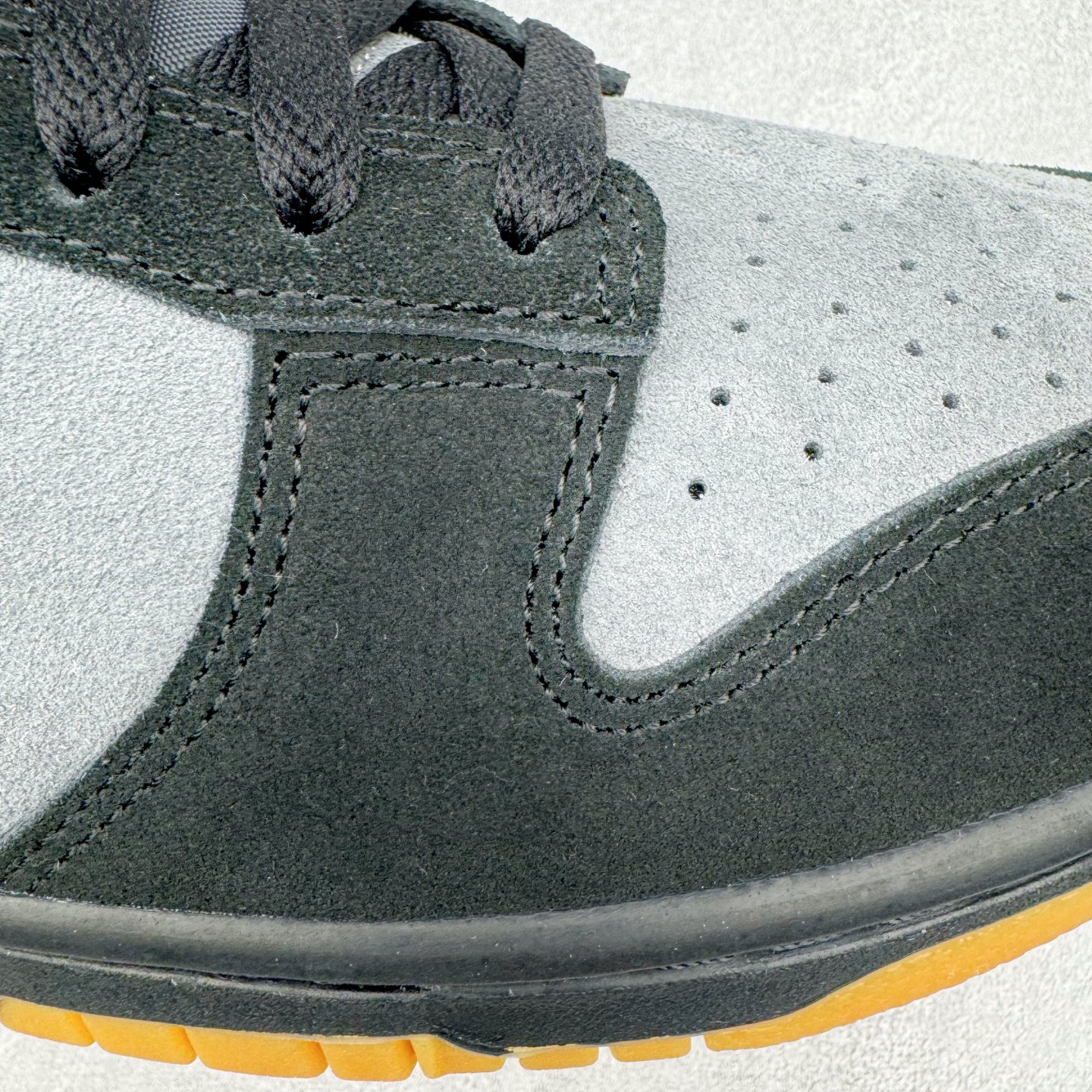 图片[18]-＃KZ神版 NK Dunk Low 黑灰 HQ1931-001 毫无疑问市场中端王者 全码福利开炸 长期补货价格一步到位 毫无疑问市场中端王者 实力大厂出品 新配色陆续开发 利润个位数只为口碑 全套原纸板楦头开发 确保原汁原味 完美呈现DUNK版型 一比一鞋头弧度高度鞋身弧度 此版本只针对中端市场 皮料材质有所更替 其他数据细节工艺流程均保持一致 绝不口嗨 细节品控鞋型随意对比 独家私模官方第六代原厂航空铝磨具打磨大底 鞋头坡度极致还原 无解鞋型 原盒原配 圈内天花板工艺 原厂玻璃冲刀 超高清洁度 全鞋零毛边皮料切割 原厂中底布点胶 中底布拉帮走线遵循公司 尺码：36 36.5 37.5 38 38.5 39 40 40.5 41 42 42.5 43 44 44.5 45 46 47.5 48.5-选品中心