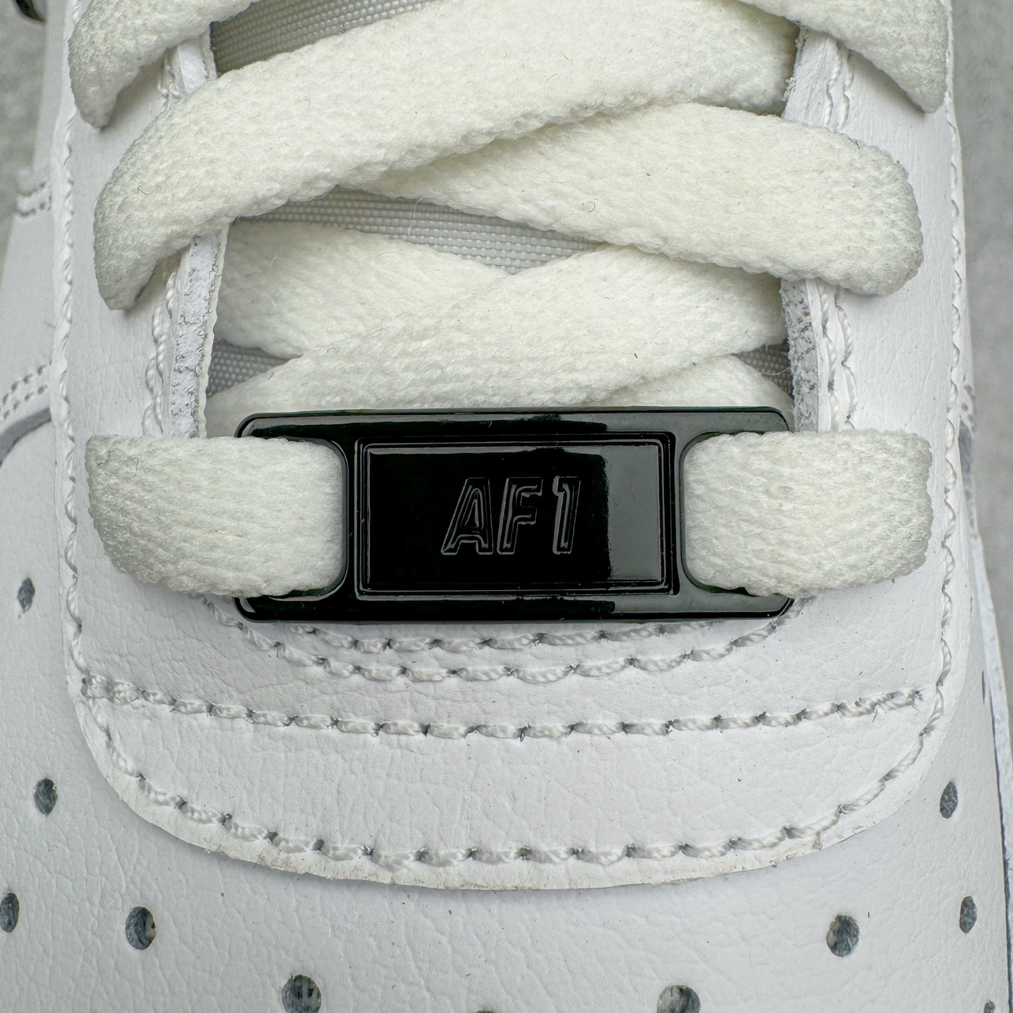 图片[13]-＃纯原 NK Air Force 1 Low \’07 空军一号低帮经典板鞋 毒液液态金属白黑 IF1686-101 大厂出品 同步官方全新版本 不规则波浪大底咬花 全鞋电脑针车 工整有序 视觉效果满分 原厂拉帮手法 标准四线 密度针距针孔大小控制到位 原装反口里网布海绵 正确卡色网眼大小 新版鞋撑改用纸团代替 原厂港宝加持完美还原灵魂版型 原盒原配从里到外百分百还原 原厂全头层原厂皮料 原标原盒 内置Sole气垫 中底白色背胶 中底划线 已经无限的接近公司 原厂楦头 原厂刺绣 后跟弧度修正 独家私模 尺码：35.5 36 36.5 37.5 38 38.5 39 40 40.5 41 42 42.5 43 44 44.5 45 46-选品中心