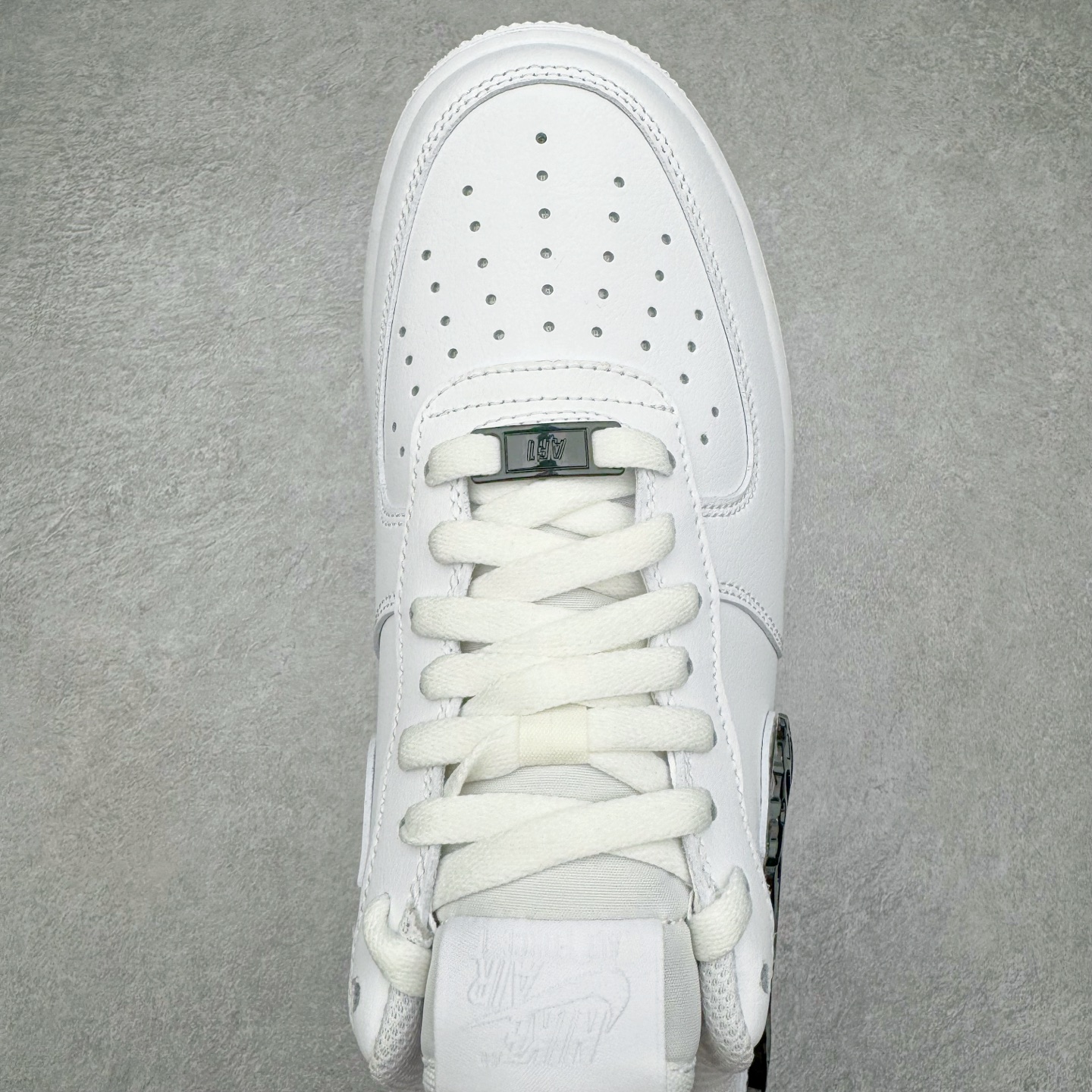 图片[4]-＃纯原 NK Air Force 1 Low \’07 空军一号低帮经典板鞋 毒液液态金属白黑 IF1686-101 大厂出品 同步官方全新版本 不规则波浪大底咬花 全鞋电脑针车 工整有序 视觉效果满分 原厂拉帮手法 标准四线 密度针距针孔大小控制到位 原装反口里网布海绵 正确卡色网眼大小 新版鞋撑改用纸团代替 原厂港宝加持完美还原灵魂版型 原盒原配从里到外百分百还原 原厂全头层原厂皮料 原标原盒 内置Sole气垫 中底白色背胶 中底划线 已经无限的接近公司 原厂楦头 原厂刺绣 后跟弧度修正 独家私模 尺码：35.5 36 36.5 37.5 38 38.5 39 40 40.5 41 42 42.5 43 44 44.5 45 46-选品中心