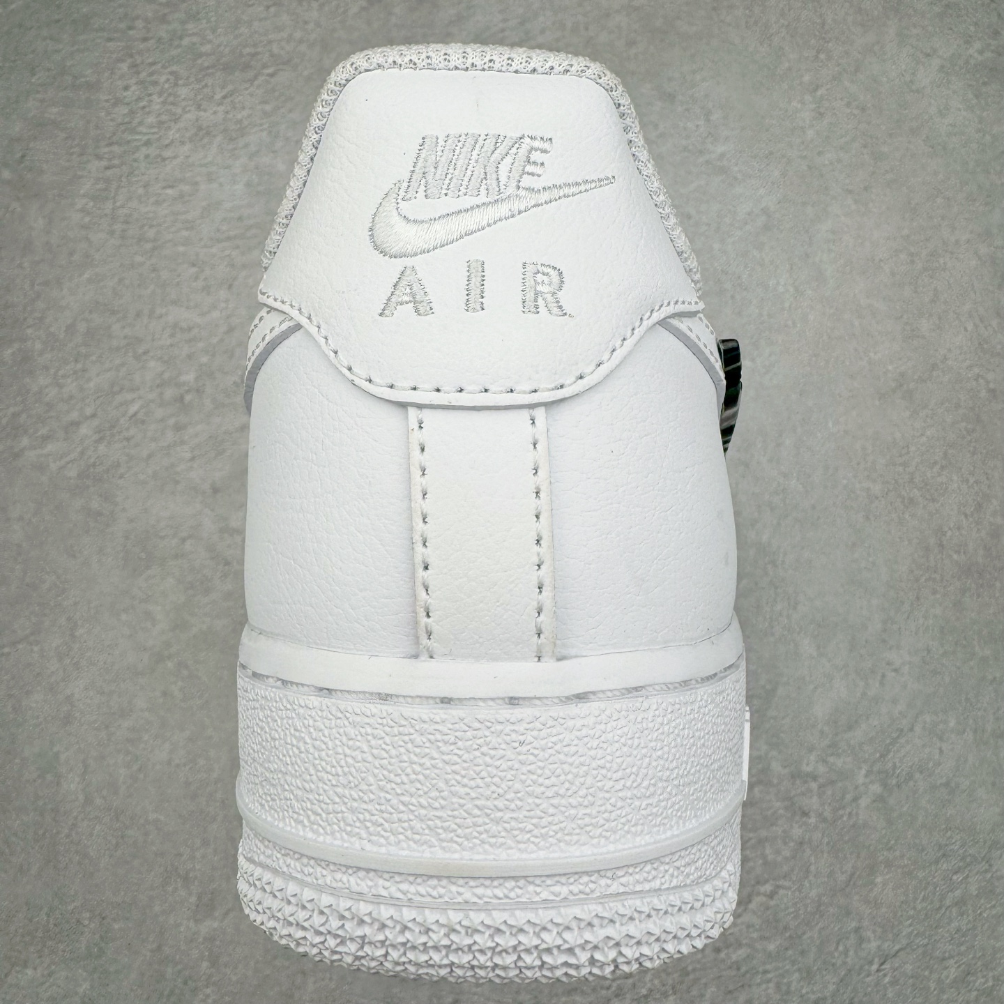 图片[8]-＃纯原 NK Air Force 1 Low \’07 空军一号低帮经典板鞋 毒液液态金属白黑 IF1686-101 大厂出品 同步官方全新版本 不规则波浪大底咬花 全鞋电脑针车 工整有序 视觉效果满分 原厂拉帮手法 标准四线 密度针距针孔大小控制到位 原装反口里网布海绵 正确卡色网眼大小 新版鞋撑改用纸团代替 原厂港宝加持完美还原灵魂版型 原盒原配从里到外百分百还原 原厂全头层原厂皮料 原标原盒 内置Sole气垫 中底白色背胶 中底划线 已经无限的接近公司 原厂楦头 原厂刺绣 后跟弧度修正 独家私模 尺码：35.5 36 36.5 37.5 38 38.5 39 40 40.5 41 42 42.5 43 44 44.5 45 46-选品中心