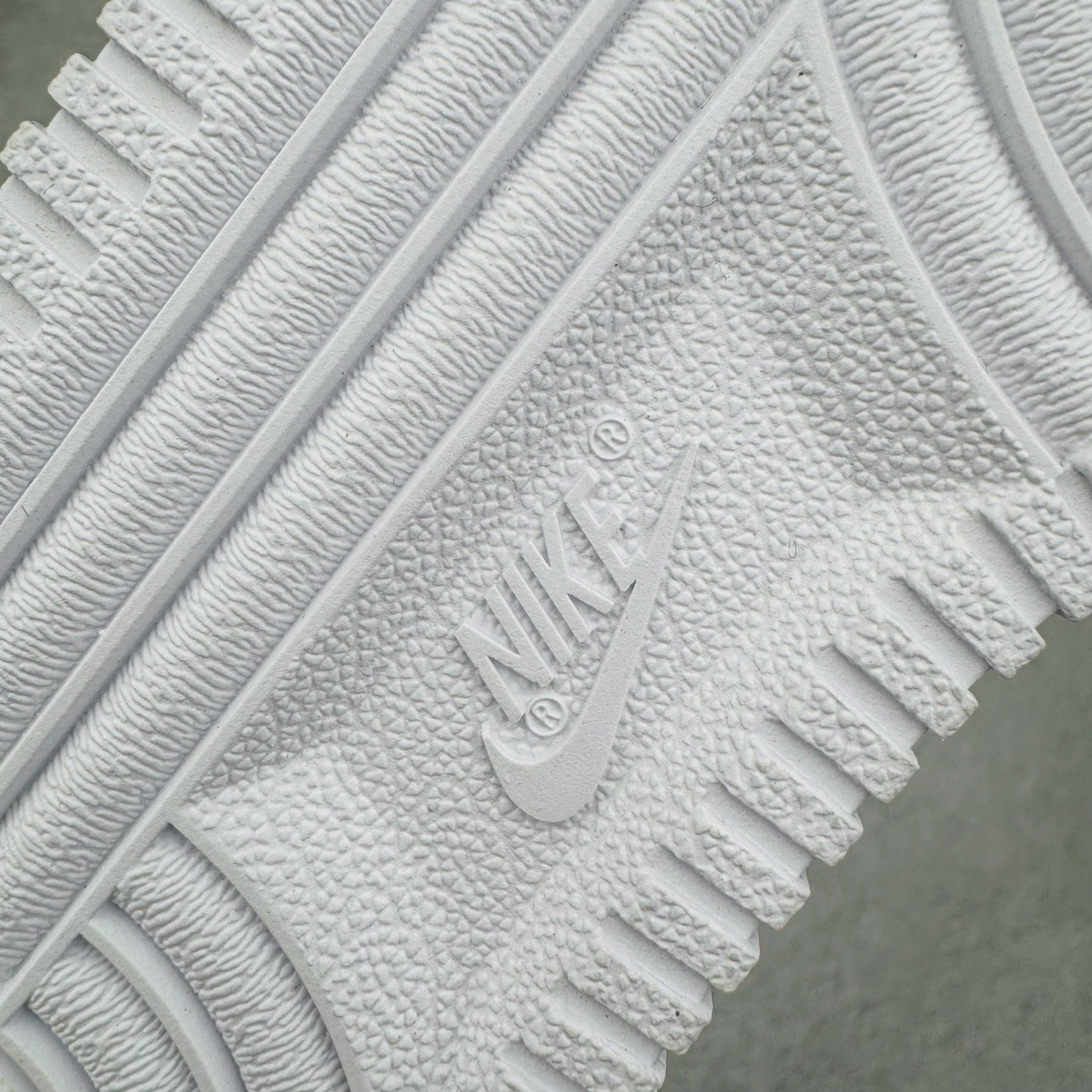 图片[19]-＃纯原 NK Air Force 1 Low \’07 空军一号低帮经典板鞋 毒液液态金属白黑 IF1686-101 大厂出品 同步官方全新版本 不规则波浪大底咬花 全鞋电脑针车 工整有序 视觉效果满分 原厂拉帮手法 标准四线 密度针距针孔大小控制到位 原装反口里网布海绵 正确卡色网眼大小 新版鞋撑改用纸团代替 原厂港宝加持完美还原灵魂版型 原盒原配从里到外百分百还原 原厂全头层原厂皮料 原标原盒 内置Sole气垫 中底白色背胶 中底划线 已经无限的接近公司 原厂楦头 原厂刺绣 后跟弧度修正 独家私模 尺码：35.5 36 36.5 37.5 38 38.5 39 40 40.5 41 42 42.5 43 44 44.5 45 46-选品中心