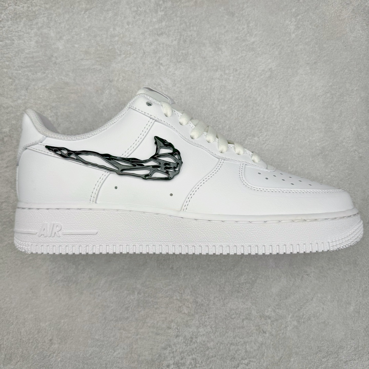 ＃纯原 NK Air Force 1 Low \’07 空军一号低帮经典板鞋 毒液液态金属白黑 IF1686-101 大厂出品 同步官方全新版本 不规则波浪大底咬花 全鞋电脑针车 工整有序 视觉效果满分 原厂拉帮手法 标准四线 密度针距针孔大小控制到位 原装反口里网布海绵 正确卡色网眼大小 新版鞋撑改用纸团代替 原厂港宝加持完美还原灵魂版型 原盒原配从里到外百分百还原 原厂全头层原厂皮料 原标原盒 内置Sole气垫 中底白色背胶 中底划线 已经无限的接近公司 原厂楦头 原厂刺绣 后跟弧度修正 独家私模 尺码：35.5 36 36.5 37.5 38 38.5 39 40 40.5 41 42 42.5 43 44 44.5 45 46-选品中心