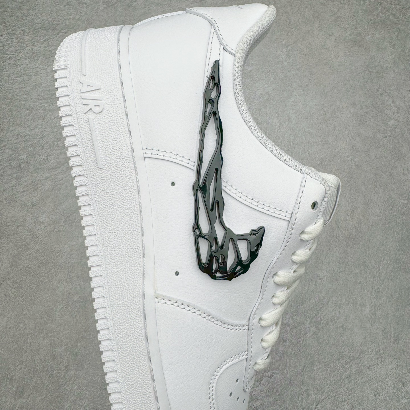 图片[6]-＃纯原 NK Air Force 1 Low \’07 空军一号低帮经典板鞋 毒液液态金属白黑 IF1686-101 大厂出品 同步官方全新版本 不规则波浪大底咬花 全鞋电脑针车 工整有序 视觉效果满分 原厂拉帮手法 标准四线 密度针距针孔大小控制到位 原装反口里网布海绵 正确卡色网眼大小 新版鞋撑改用纸团代替 原厂港宝加持完美还原灵魂版型 原盒原配从里到外百分百还原 原厂全头层原厂皮料 原标原盒 内置Sole气垫 中底白色背胶 中底划线 已经无限的接近公司 原厂楦头 原厂刺绣 后跟弧度修正 独家私模 尺码：35.5 36 36.5 37.5 38 38.5 39 40 40.5 41 42 42.5 43 44 44.5 45 46-选品中心