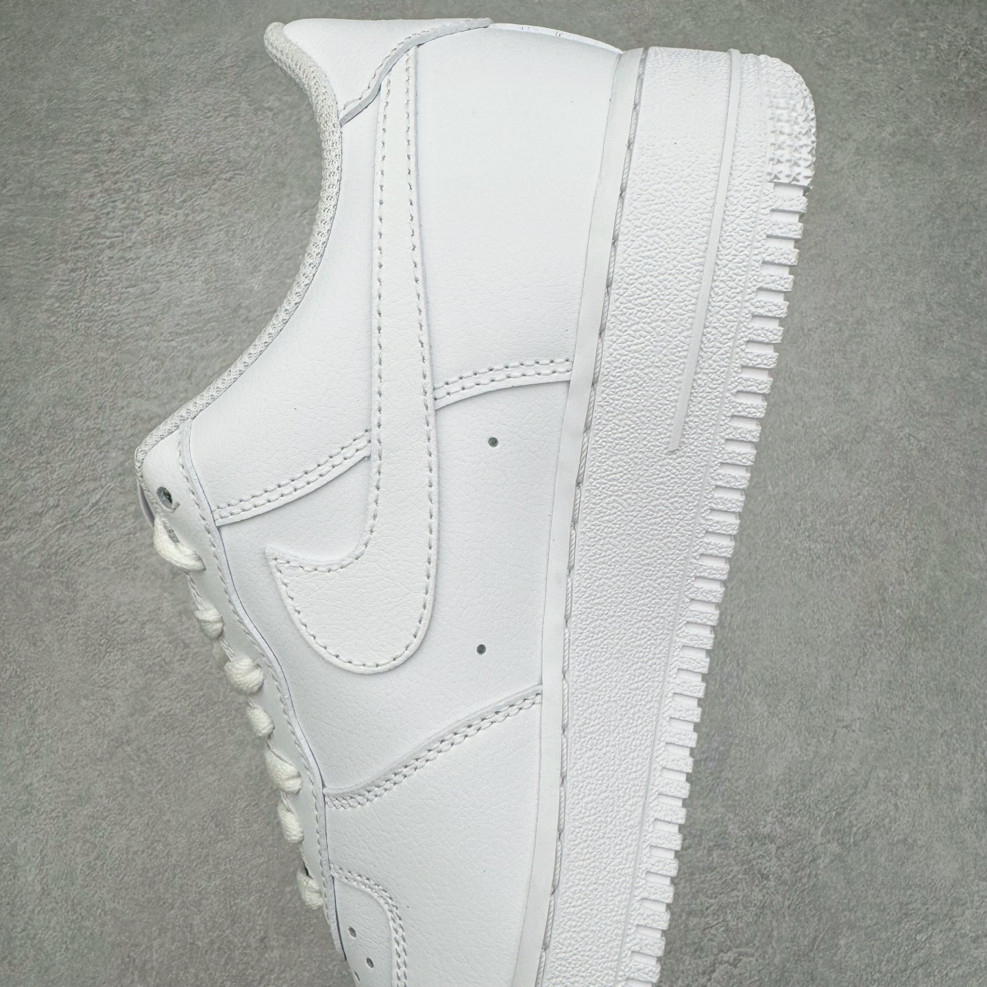 图片[7]-＃纯原 NK Air Force 1 Low \’07 空军一号低帮经典板鞋 毒液液态金属白黑 IF1686-101 大厂出品 同步官方全新版本 不规则波浪大底咬花 全鞋电脑针车 工整有序 视觉效果满分 原厂拉帮手法 标准四线 密度针距针孔大小控制到位 原装反口里网布海绵 正确卡色网眼大小 新版鞋撑改用纸团代替 原厂港宝加持完美还原灵魂版型 原盒原配从里到外百分百还原 原厂全头层原厂皮料 原标原盒 内置Sole气垫 中底白色背胶 中底划线 已经无限的接近公司 原厂楦头 原厂刺绣 后跟弧度修正 独家私模 尺码：35.5 36 36.5 37.5 38 38.5 39 40 40.5 41 42 42.5 43 44 44.5 45 46-选品中心