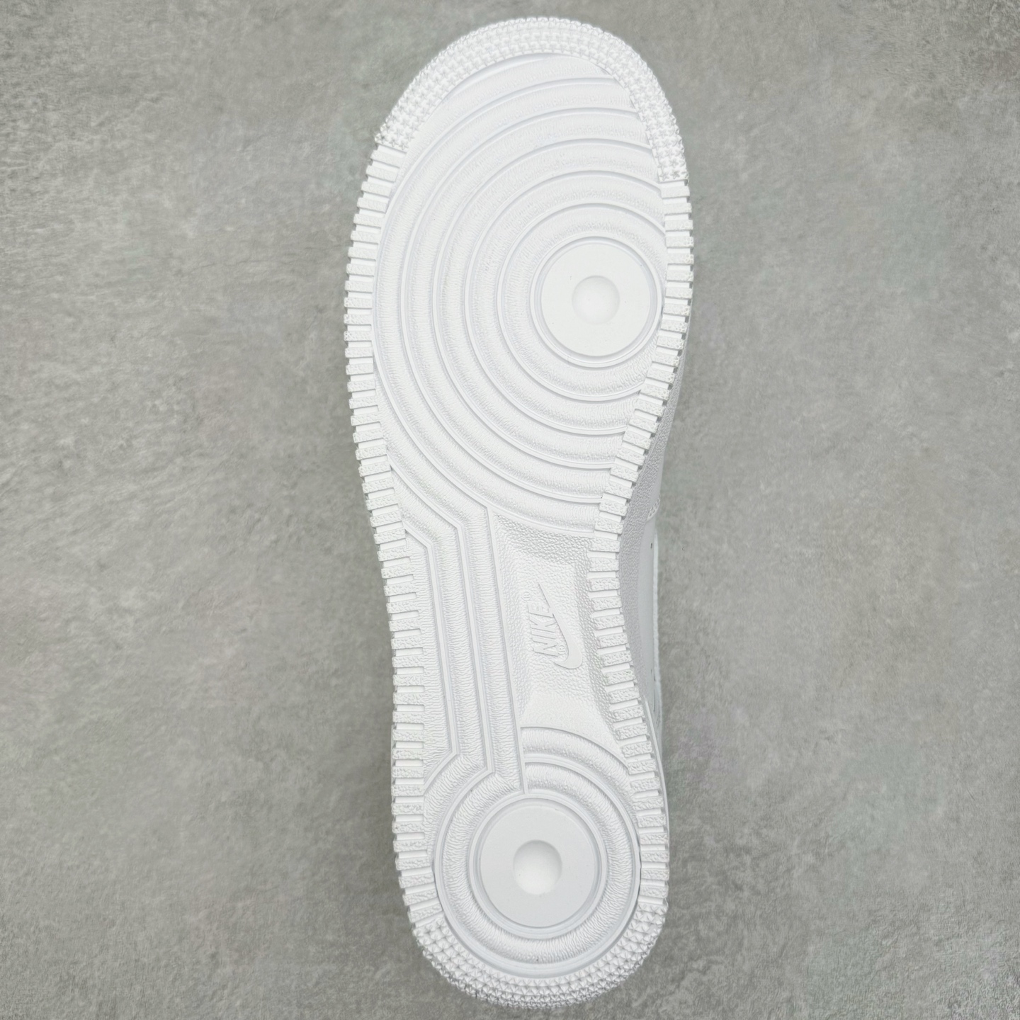 图片[9]-＃纯原 NK Air Force 1 Low \’07 空军一号低帮经典板鞋 毒液液态金属白黑 IF1686-101 大厂出品 同步官方全新版本 不规则波浪大底咬花 全鞋电脑针车 工整有序 视觉效果满分 原厂拉帮手法 标准四线 密度针距针孔大小控制到位 原装反口里网布海绵 正确卡色网眼大小 新版鞋撑改用纸团代替 原厂港宝加持完美还原灵魂版型 原盒原配从里到外百分百还原 原厂全头层原厂皮料 原标原盒 内置Sole气垫 中底白色背胶 中底划线 已经无限的接近公司 原厂楦头 原厂刺绣 后跟弧度修正 独家私模 尺码：35.5 36 36.5 37.5 38 38.5 39 40 40.5 41 42 42.5 43 44 44.5 45 46-选品中心