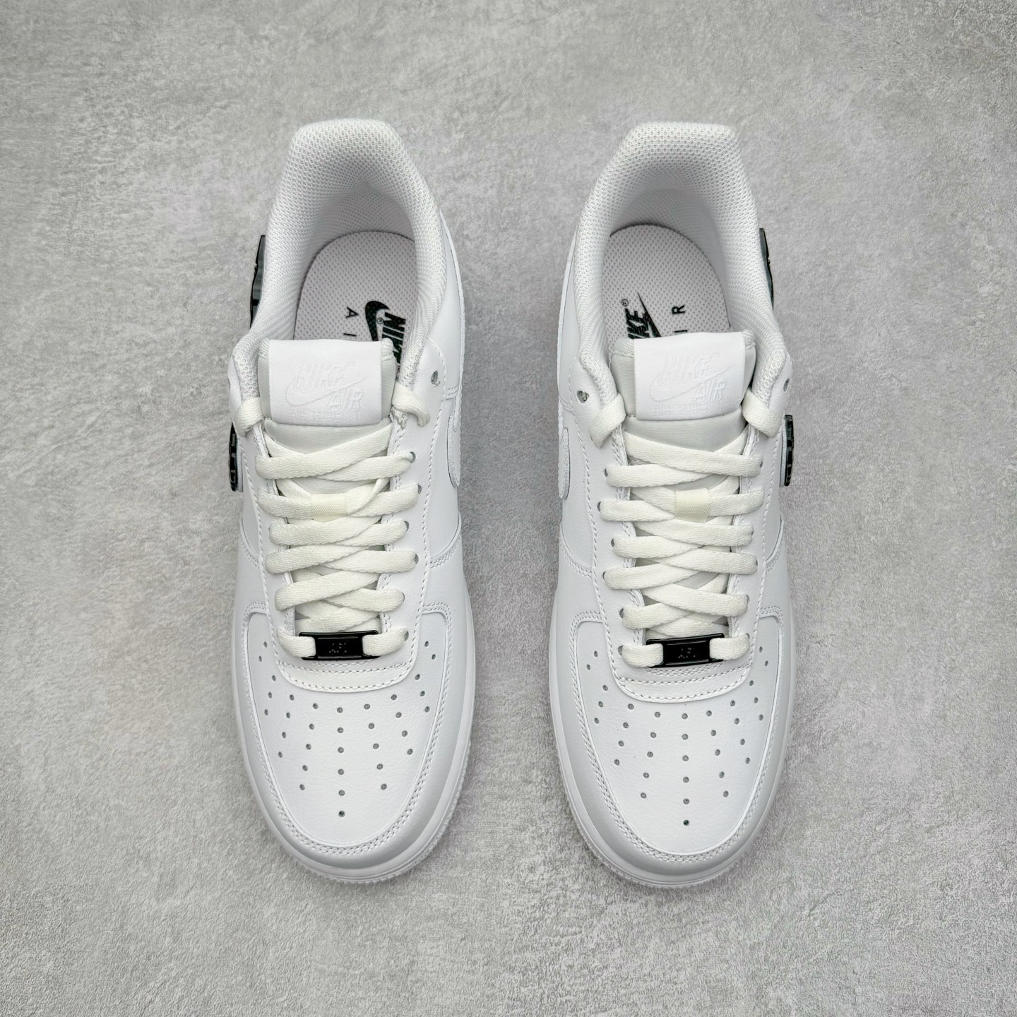 图片[2]-＃纯原 NK Air Force 1 Low \’07 空军一号低帮经典板鞋 毒液液态金属白黑 IF1686-101 大厂出品 同步官方全新版本 不规则波浪大底咬花 全鞋电脑针车 工整有序 视觉效果满分 原厂拉帮手法 标准四线 密度针距针孔大小控制到位 原装反口里网布海绵 正确卡色网眼大小 新版鞋撑改用纸团代替 原厂港宝加持完美还原灵魂版型 原盒原配从里到外百分百还原 原厂全头层原厂皮料 原标原盒 内置Sole气垫 中底白色背胶 中底划线 已经无限的接近公司 原厂楦头 原厂刺绣 后跟弧度修正 独家私模 尺码：35.5 36 36.5 37.5 38 38.5 39 40 40.5 41 42 42.5 43 44 44.5 45 46-选品中心