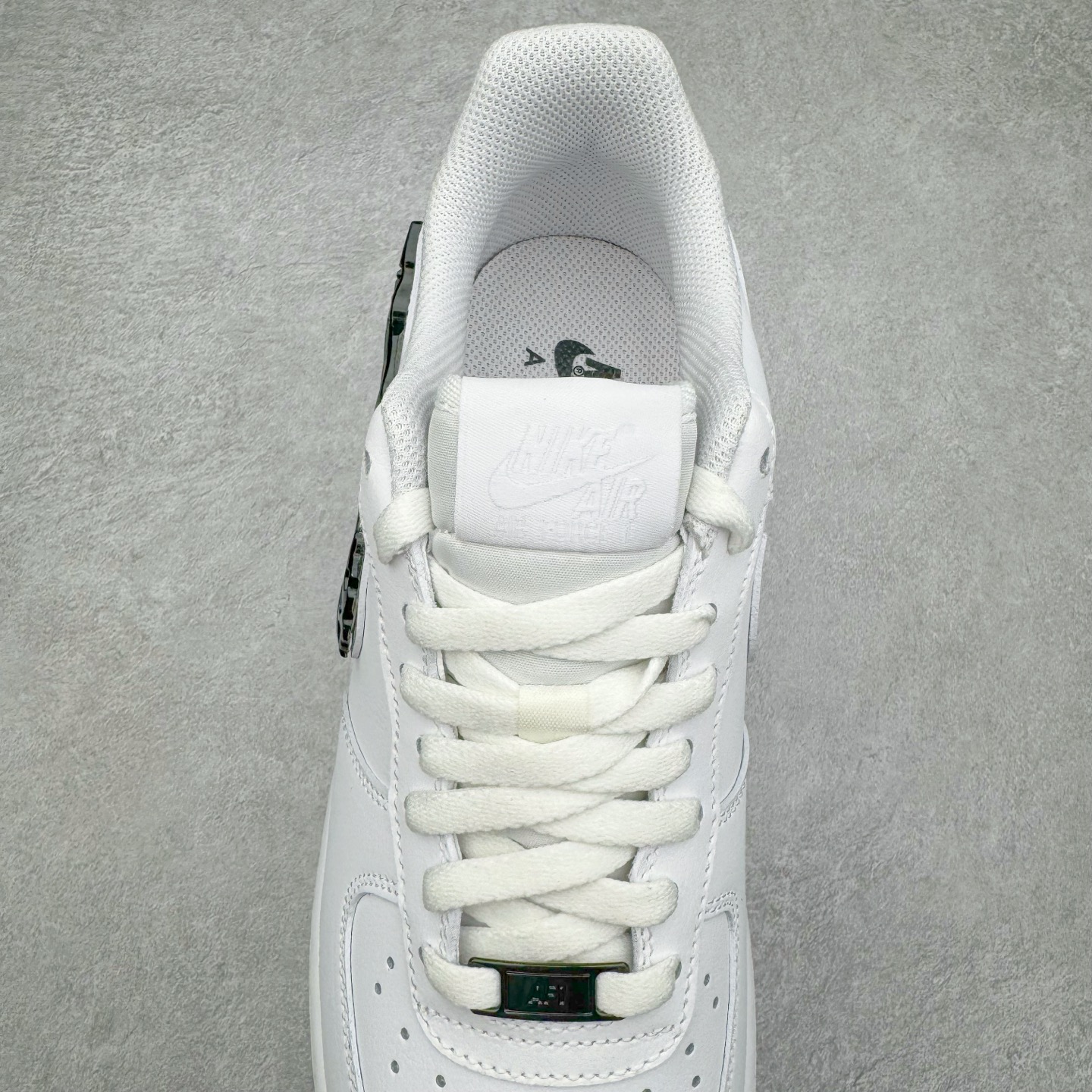 图片[5]-＃纯原 NK Air Force 1 Low \’07 空军一号低帮经典板鞋 毒液液态金属白黑 IF1686-101 大厂出品 同步官方全新版本 不规则波浪大底咬花 全鞋电脑针车 工整有序 视觉效果满分 原厂拉帮手法 标准四线 密度针距针孔大小控制到位 原装反口里网布海绵 正确卡色网眼大小 新版鞋撑改用纸团代替 原厂港宝加持完美还原灵魂版型 原盒原配从里到外百分百还原 原厂全头层原厂皮料 原标原盒 内置Sole气垫 中底白色背胶 中底划线 已经无限的接近公司 原厂楦头 原厂刺绣 后跟弧度修正 独家私模 尺码：35.5 36 36.5 37.5 38 38.5 39 40 40.5 41 42 42.5 43 44 44.5 45 46-选品中心