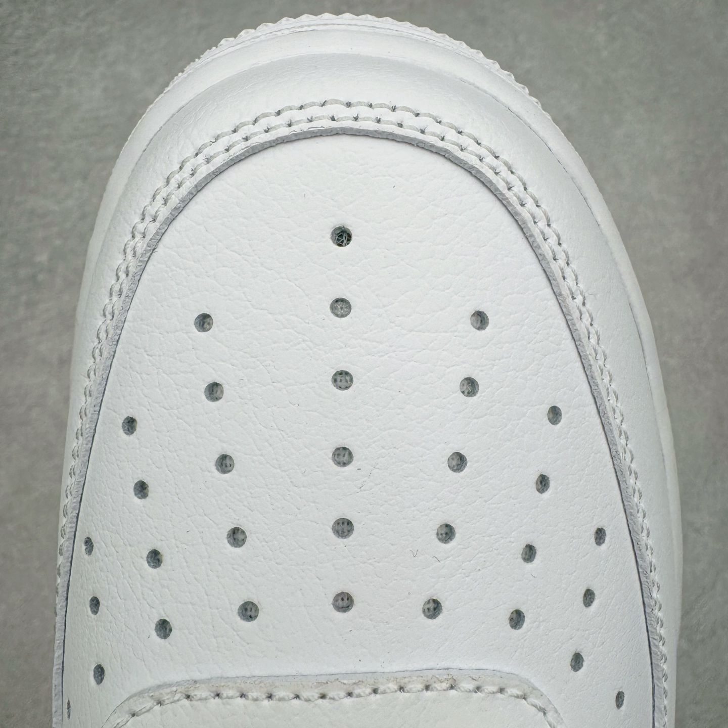 图片[14]-＃纯原 NK Air Force 1 Low \’07 空军一号低帮经典板鞋 毒液液态金属白黑 IF1686-101 大厂出品 同步官方全新版本 不规则波浪大底咬花 全鞋电脑针车 工整有序 视觉效果满分 原厂拉帮手法 标准四线 密度针距针孔大小控制到位 原装反口里网布海绵 正确卡色网眼大小 新版鞋撑改用纸团代替 原厂港宝加持完美还原灵魂版型 原盒原配从里到外百分百还原 原厂全头层原厂皮料 原标原盒 内置Sole气垫 中底白色背胶 中底划线 已经无限的接近公司 原厂楦头 原厂刺绣 后跟弧度修正 独家私模 尺码：35.5 36 36.5 37.5 38 38.5 39 40 40.5 41 42 42.5 43 44 44.5 45 46-选品中心