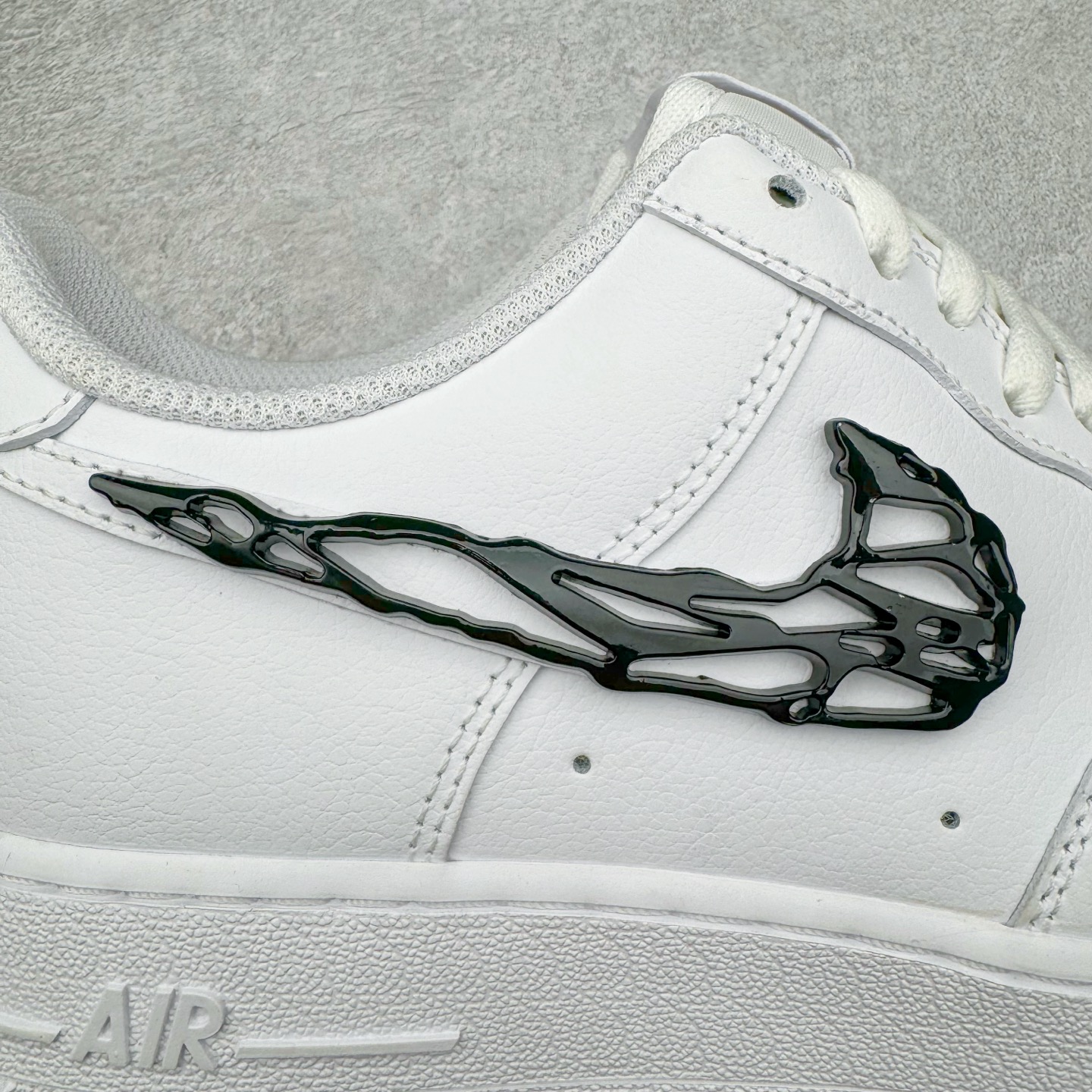 图片[18]-＃纯原 NK Air Force 1 Low \’07 空军一号低帮经典板鞋 毒液液态金属白黑 IF1686-101 大厂出品 同步官方全新版本 不规则波浪大底咬花 全鞋电脑针车 工整有序 视觉效果满分 原厂拉帮手法 标准四线 密度针距针孔大小控制到位 原装反口里网布海绵 正确卡色网眼大小 新版鞋撑改用纸团代替 原厂港宝加持完美还原灵魂版型 原盒原配从里到外百分百还原 原厂全头层原厂皮料 原标原盒 内置Sole气垫 中底白色背胶 中底划线 已经无限的接近公司 原厂楦头 原厂刺绣 后跟弧度修正 独家私模 尺码：35.5 36 36.5 37.5 38 38.5 39 40 40.5 41 42 42.5 43 44 44.5 45 46-选品中心