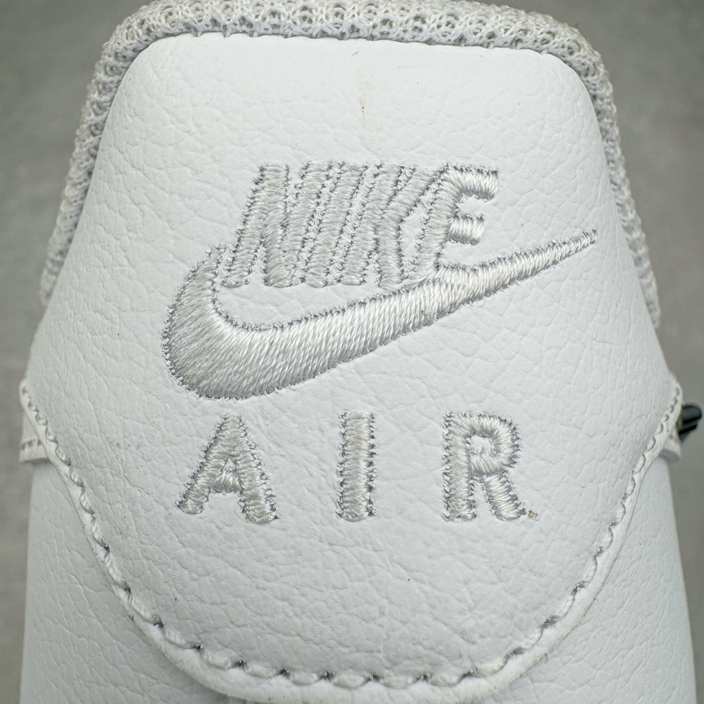 图片[15]-＃纯原 NK Air Force 1 Low \’07 空军一号低帮经典板鞋 毒液液态金属白黑 IF1686-101 大厂出品 同步官方全新版本 不规则波浪大底咬花 全鞋电脑针车 工整有序 视觉效果满分 原厂拉帮手法 标准四线 密度针距针孔大小控制到位 原装反口里网布海绵 正确卡色网眼大小 新版鞋撑改用纸团代替 原厂港宝加持完美还原灵魂版型 原盒原配从里到外百分百还原 原厂全头层原厂皮料 原标原盒 内置Sole气垫 中底白色背胶 中底划线 已经无限的接近公司 原厂楦头 原厂刺绣 后跟弧度修正 独家私模 尺码：35.5 36 36.5 37.5 38 38.5 39 40 40.5 41 42 42.5 43 44 44.5 45 46-选品中心