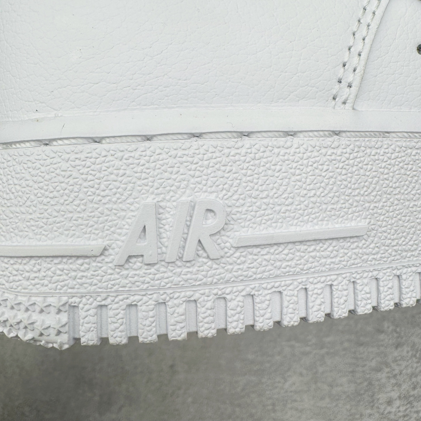 图片[17]-＃纯原 NK Air Force 1 Low \’07 空军一号低帮经典板鞋 毒液液态金属白黑 IF1686-101 大厂出品 同步官方全新版本 不规则波浪大底咬花 全鞋电脑针车 工整有序 视觉效果满分 原厂拉帮手法 标准四线 密度针距针孔大小控制到位 原装反口里网布海绵 正确卡色网眼大小 新版鞋撑改用纸团代替 原厂港宝加持完美还原灵魂版型 原盒原配从里到外百分百还原 原厂全头层原厂皮料 原标原盒 内置Sole气垫 中底白色背胶 中底划线 已经无限的接近公司 原厂楦头 原厂刺绣 后跟弧度修正 独家私模 尺码：35.5 36 36.5 37.5 38 38.5 39 40 40.5 41 42 42.5 43 44 44.5 45 46-选品中心