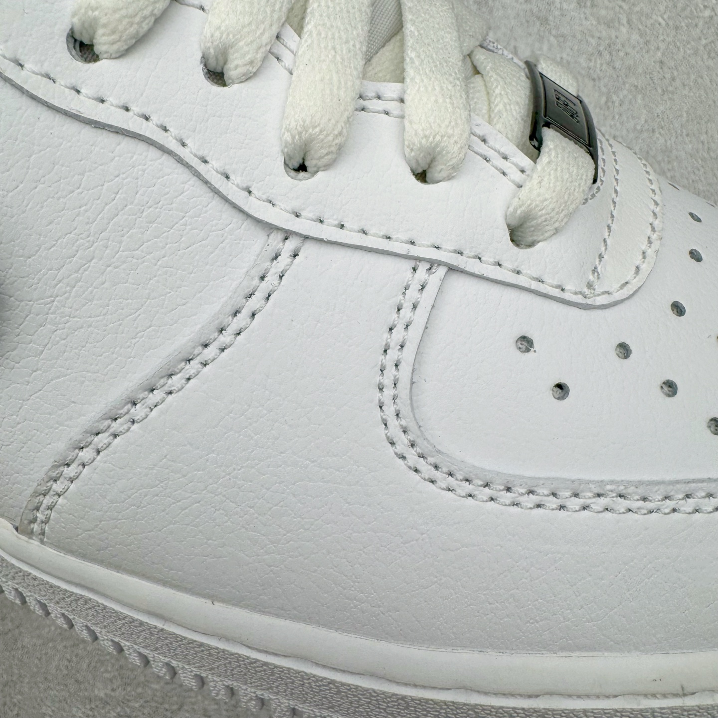 图片[16]-＃纯原 NK Air Force 1 Low \’07 空军一号低帮经典板鞋 毒液液态金属白黑 IF1686-101 大厂出品 同步官方全新版本 不规则波浪大底咬花 全鞋电脑针车 工整有序 视觉效果满分 原厂拉帮手法 标准四线 密度针距针孔大小控制到位 原装反口里网布海绵 正确卡色网眼大小 新版鞋撑改用纸团代替 原厂港宝加持完美还原灵魂版型 原盒原配从里到外百分百还原 原厂全头层原厂皮料 原标原盒 内置Sole气垫 中底白色背胶 中底划线 已经无限的接近公司 原厂楦头 原厂刺绣 后跟弧度修正 独家私模 尺码：35.5 36 36.5 37.5 38 38.5 39 40 40.5 41 42 42.5 43 44 44.5 45 46-选品中心