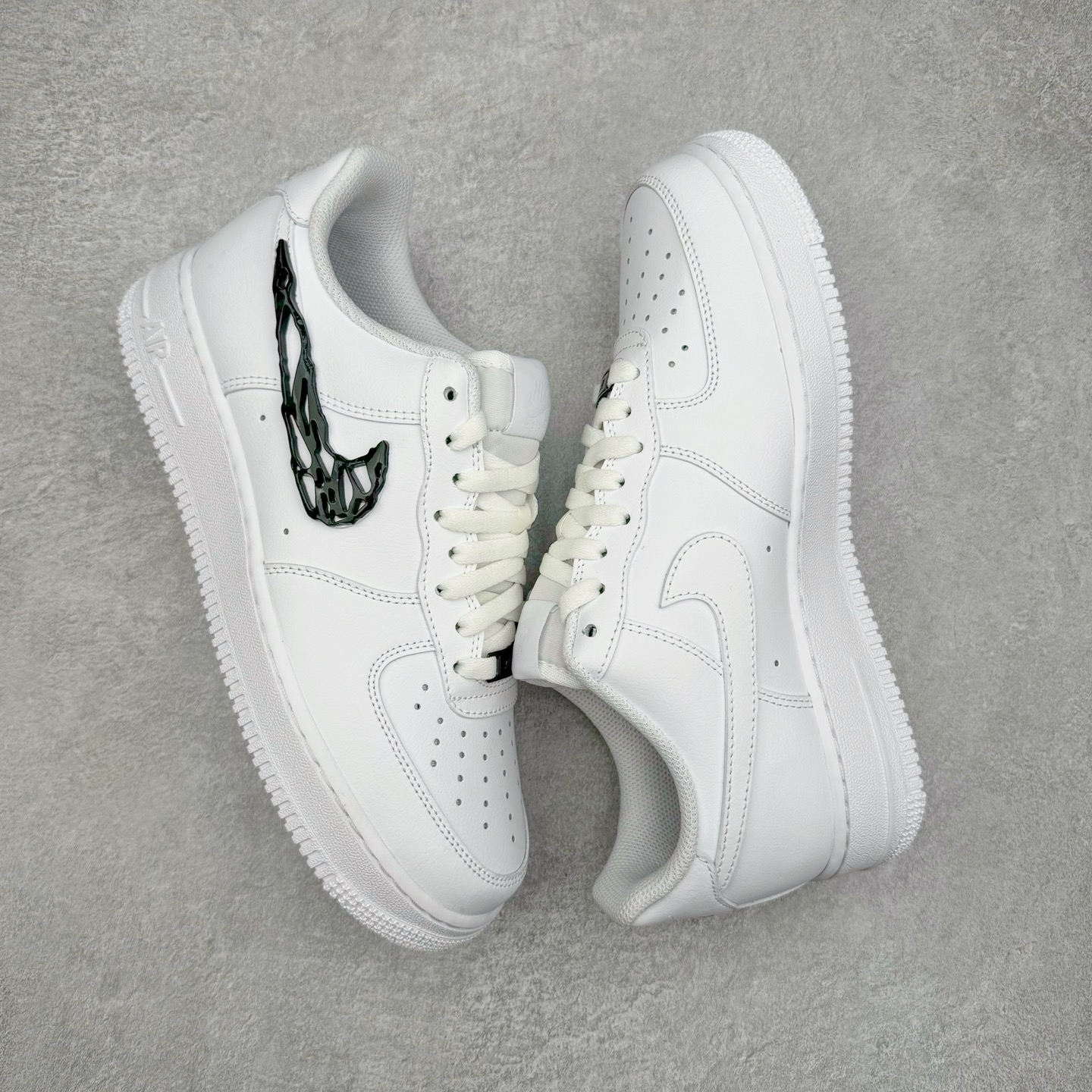 图片[3]-＃纯原 NK Air Force 1 Low \’07 空军一号低帮经典板鞋 毒液液态金属白黑 IF1686-101 大厂出品 同步官方全新版本 不规则波浪大底咬花 全鞋电脑针车 工整有序 视觉效果满分 原厂拉帮手法 标准四线 密度针距针孔大小控制到位 原装反口里网布海绵 正确卡色网眼大小 新版鞋撑改用纸团代替 原厂港宝加持完美还原灵魂版型 原盒原配从里到外百分百还原 原厂全头层原厂皮料 原标原盒 内置Sole气垫 中底白色背胶 中底划线 已经无限的接近公司 原厂楦头 原厂刺绣 后跟弧度修正 独家私模 尺码：35.5 36 36.5 37.5 38 38.5 39 40 40.5 41 42 42.5 43 44 44.5 45 46-选品中心