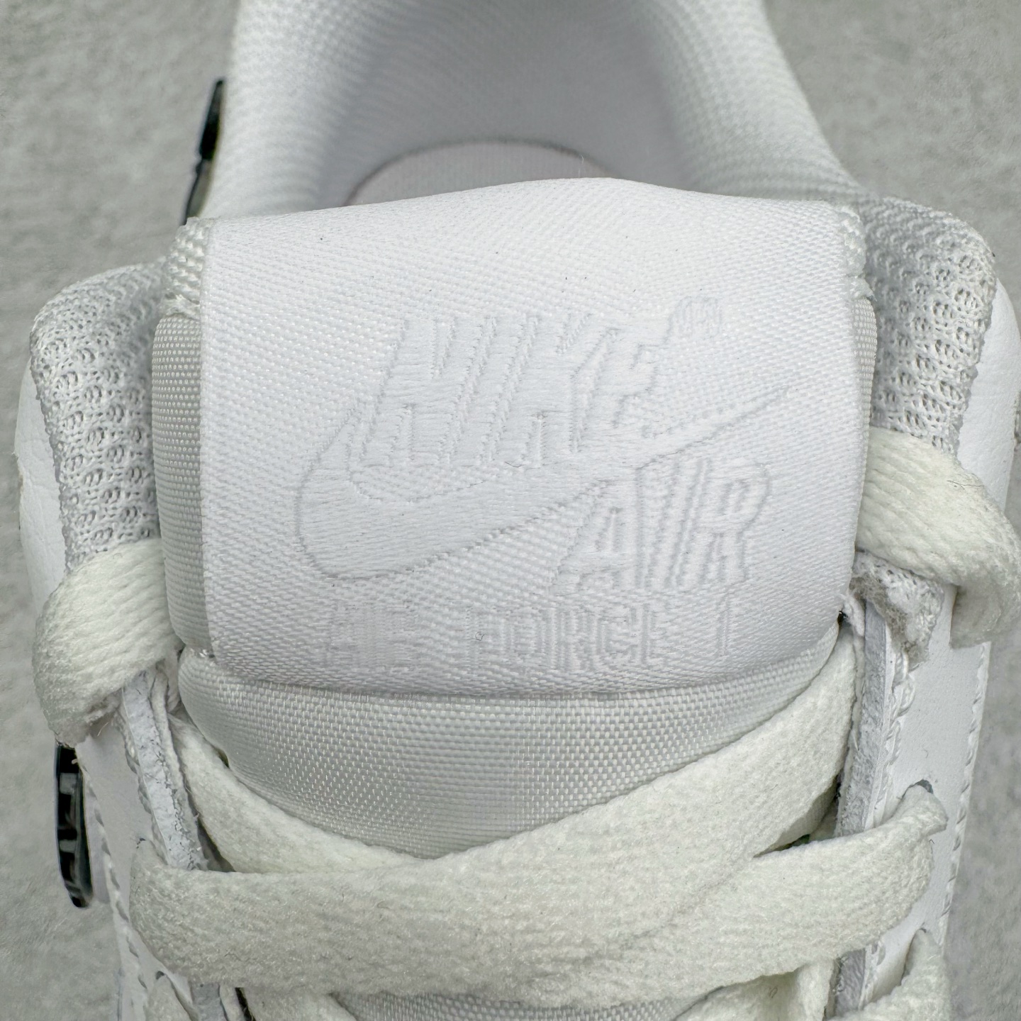 图片[12]-＃纯原 NK Air Force 1 Low \’07 空军一号低帮经典板鞋 毒液液态金属白黑 IF1686-101 大厂出品 同步官方全新版本 不规则波浪大底咬花 全鞋电脑针车 工整有序 视觉效果满分 原厂拉帮手法 标准四线 密度针距针孔大小控制到位 原装反口里网布海绵 正确卡色网眼大小 新版鞋撑改用纸团代替 原厂港宝加持完美还原灵魂版型 原盒原配从里到外百分百还原 原厂全头层原厂皮料 原标原盒 内置Sole气垫 中底白色背胶 中底划线 已经无限的接近公司 原厂楦头 原厂刺绣 后跟弧度修正 独家私模 尺码：35.5 36 36.5 37.5 38 38.5 39 40 40.5 41 42 42.5 43 44 44.5 45 46-选品中心