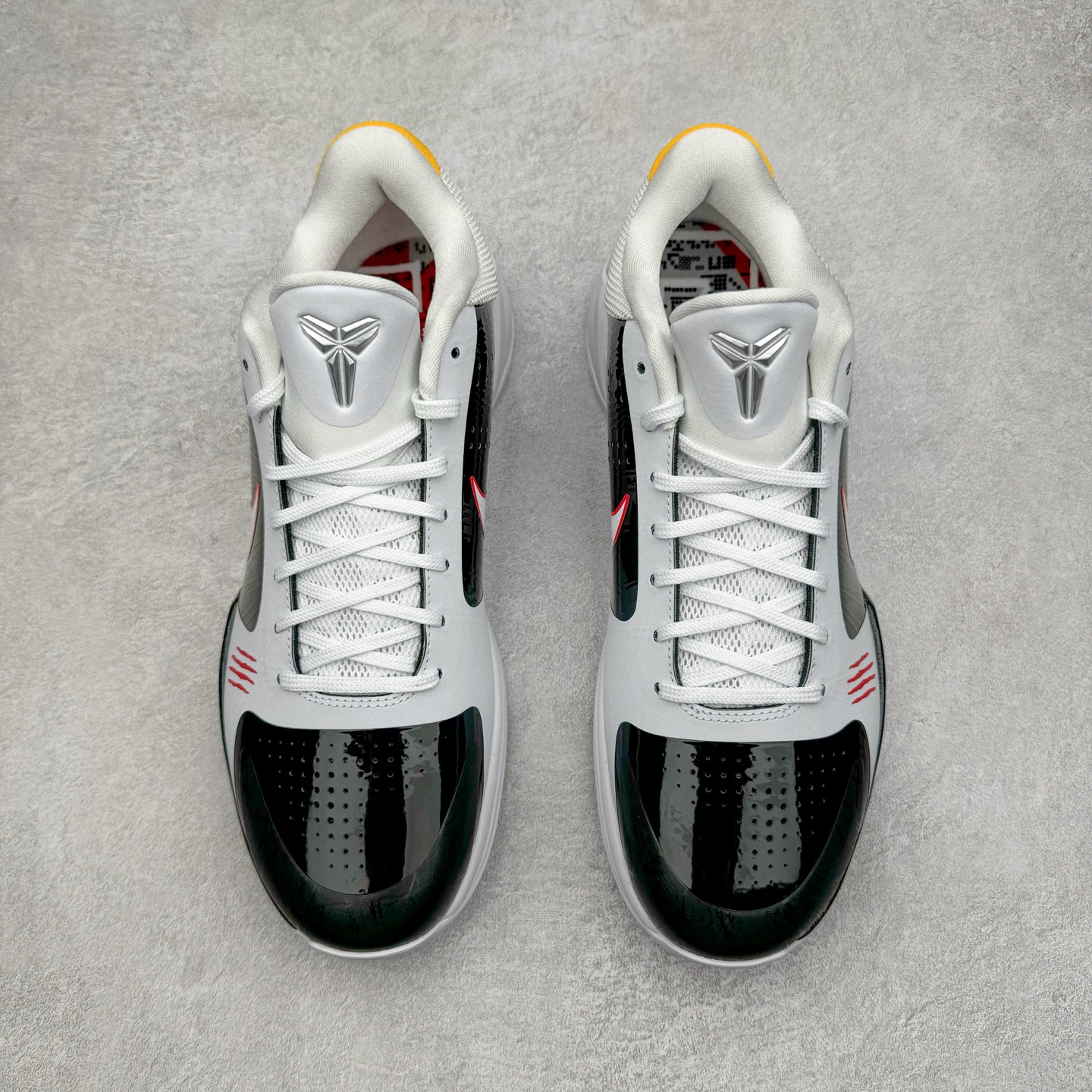 图片[2]-＃Star NK Zoom Kobe \\\”Bruce Lee\\\” 科比5代 李小龙黑白 CD4991-101 圈内顶级批次 完美复刻公司货 前掌超大Zoom Turbo气垫 后掌EVA缓震 真正的原汁原味 还原ZP脚感 全身鞋材卡料色独家定制 唯一正确喷漆工艺Swoosh 正确凹凸蛇鳞工艺 正确鞋面渐变效果 内全置真动飞态线 独立原厂模具 最大尺码达到49.5码 首批不拼图大几率过验 亲测已过 支持各种高强度实战 无需担心 上脚价 补货周期极长 脚宽建议买大半码 科比系列前掌偏窄 不影响二次销售 支持七天无理由退换 尺码：40 40.5 41 42 42.5 43 44 44.5 45 45.5 46 47.5 48.5-选品中心