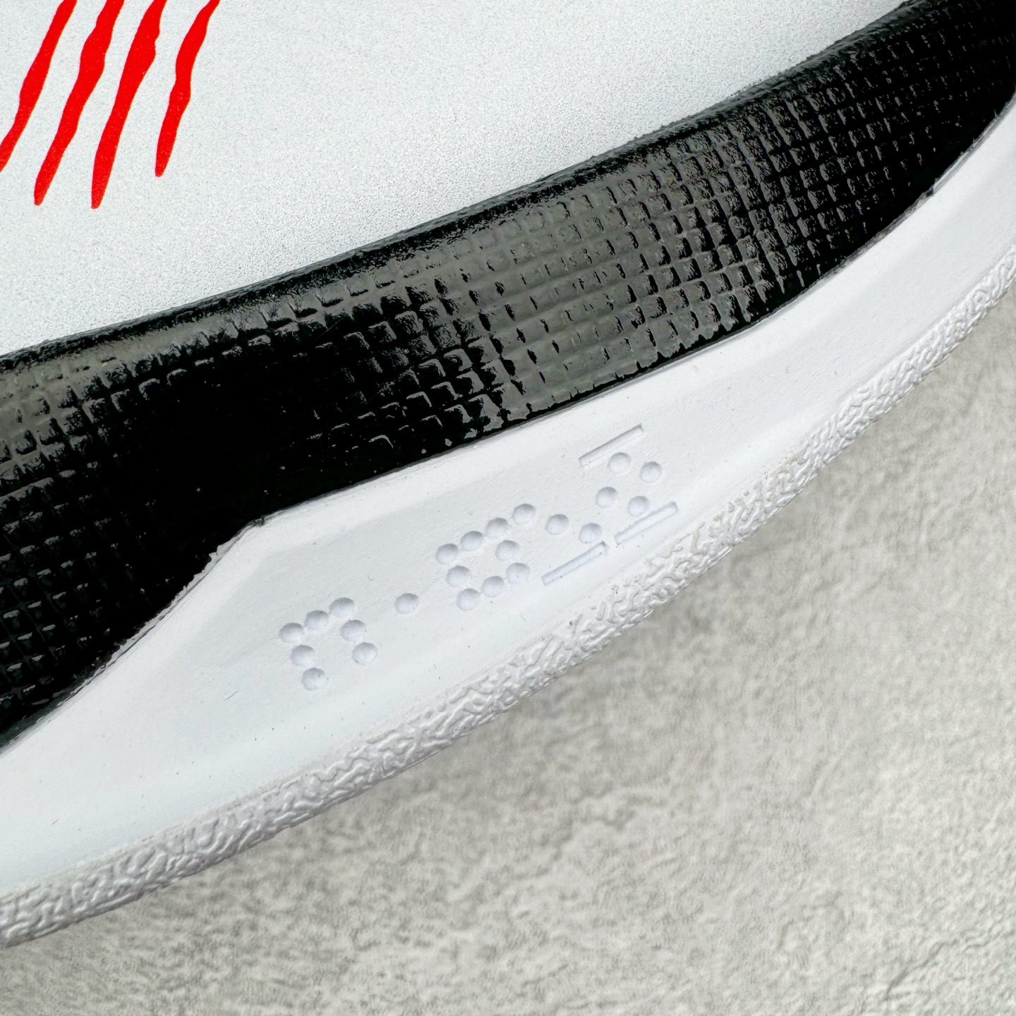 图片[21]-＃Star NK Zoom Kobe \\\”Bruce Lee\\\” 科比5代 李小龙黑白 CD4991-101 圈内顶级批次 完美复刻公司货 前掌超大Zoom Turbo气垫 后掌EVA缓震 真正的原汁原味 还原ZP脚感 全身鞋材卡料色独家定制 唯一正确喷漆工艺Swoosh 正确凹凸蛇鳞工艺 正确鞋面渐变效果 内全置真动飞态线 独立原厂模具 最大尺码达到49.5码 首批不拼图大几率过验 亲测已过 支持各种高强度实战 无需担心 上脚价 补货周期极长 脚宽建议买大半码 科比系列前掌偏窄 不影响二次销售 支持七天无理由退换 尺码：40 40.5 41 42 42.5 43 44 44.5 45 45.5 46 47.5 48.5-选品中心