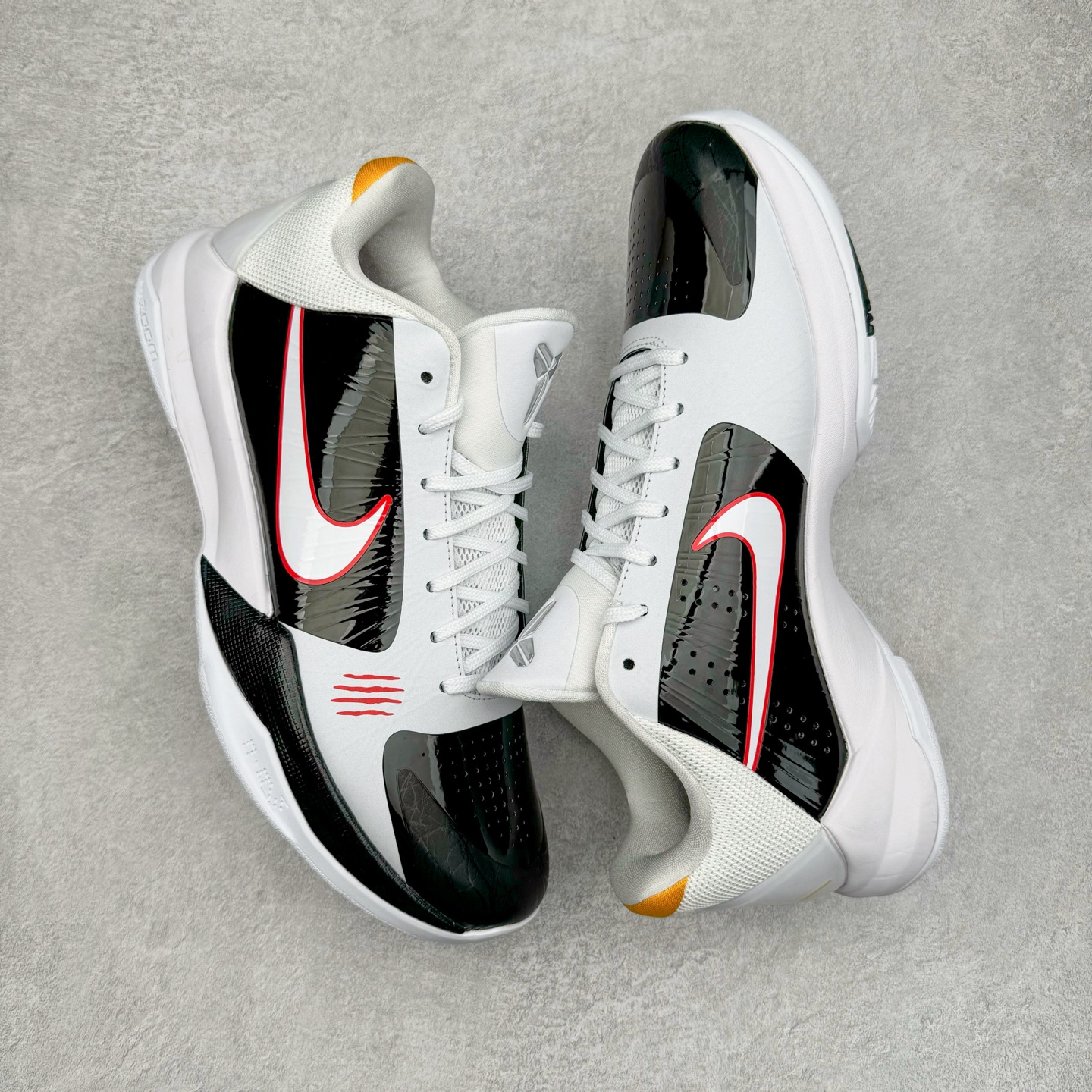 图片[3]-＃Star NK Zoom Kobe \\\”Bruce Lee\\\” 科比5代 李小龙黑白 CD4991-101 圈内顶级批次 完美复刻公司货 前掌超大Zoom Turbo气垫 后掌EVA缓震 真正的原汁原味 还原ZP脚感 全身鞋材卡料色独家定制 唯一正确喷漆工艺Swoosh 正确凹凸蛇鳞工艺 正确鞋面渐变效果 内全置真动飞态线 独立原厂模具 最大尺码达到49.5码 首批不拼图大几率过验 亲测已过 支持各种高强度实战 无需担心 上脚价 补货周期极长 脚宽建议买大半码 科比系列前掌偏窄 不影响二次销售 支持七天无理由退换 尺码：40 40.5 41 42 42.5 43 44 44.5 45 45.5 46 47.5 48.5-选品中心