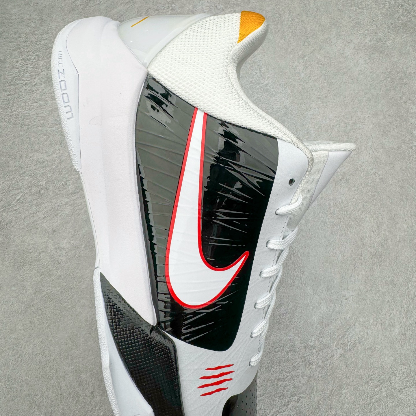 图片[6]-＃Star NK Zoom Kobe \\\”Bruce Lee\\\” 科比5代 李小龙黑白 CD4991-101 圈内顶级批次 完美复刻公司货 前掌超大Zoom Turbo气垫 后掌EVA缓震 真正的原汁原味 还原ZP脚感 全身鞋材卡料色独家定制 唯一正确喷漆工艺Swoosh 正确凹凸蛇鳞工艺 正确鞋面渐变效果 内全置真动飞态线 独立原厂模具 最大尺码达到49.5码 首批不拼图大几率过验 亲测已过 支持各种高强度实战 无需担心 上脚价 补货周期极长 脚宽建议买大半码 科比系列前掌偏窄 不影响二次销售 支持七天无理由退换 尺码：40 40.5 41 42 42.5 43 44 44.5 45 45.5 46 47.5 48.5-选品中心