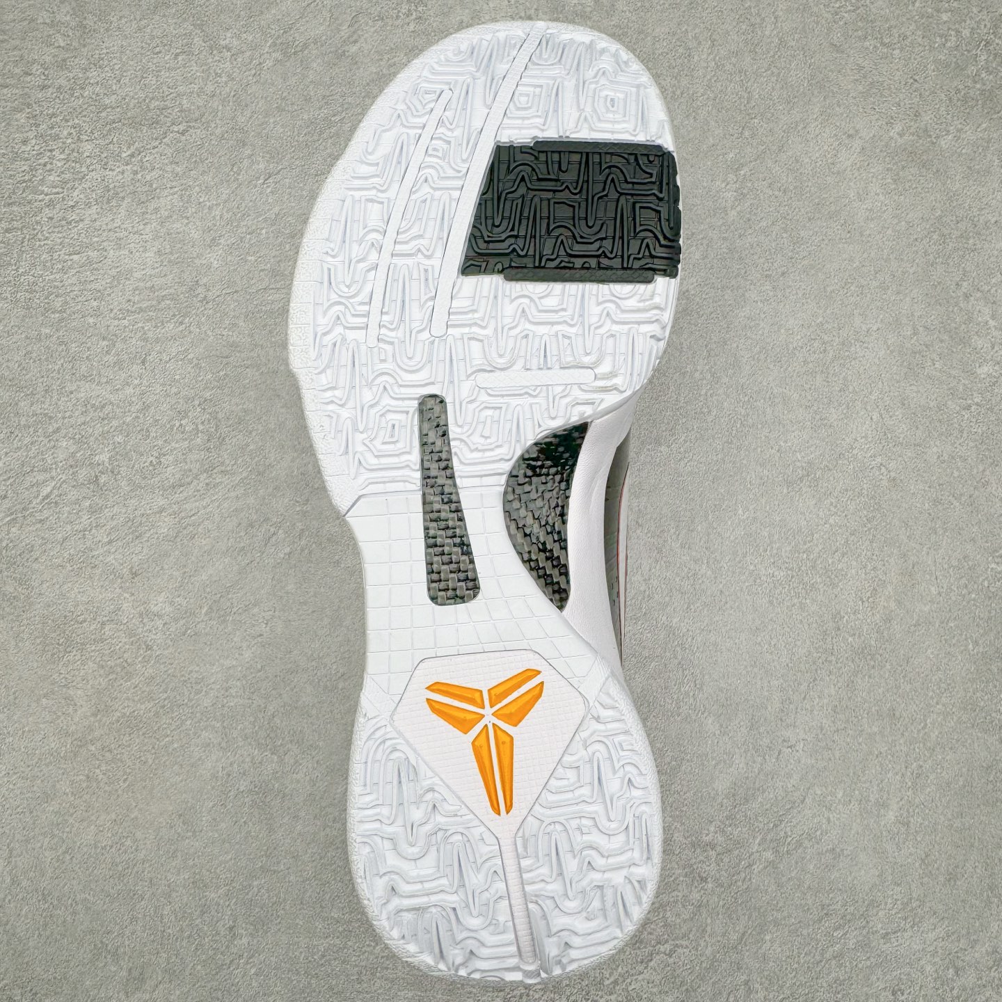 图片[9]-＃Star NK Zoom Kobe \\\”Bruce Lee\\\” 科比5代 李小龙黑白 CD4991-101 圈内顶级批次 完美复刻公司货 前掌超大Zoom Turbo气垫 后掌EVA缓震 真正的原汁原味 还原ZP脚感 全身鞋材卡料色独家定制 唯一正确喷漆工艺Swoosh 正确凹凸蛇鳞工艺 正确鞋面渐变效果 内全置真动飞态线 独立原厂模具 最大尺码达到49.5码 首批不拼图大几率过验 亲测已过 支持各种高强度实战 无需担心 上脚价 补货周期极长 脚宽建议买大半码 科比系列前掌偏窄 不影响二次销售 支持七天无理由退换 尺码：40 40.5 41 42 42.5 43 44 44.5 45 45.5 46 47.5 48.5-选品中心