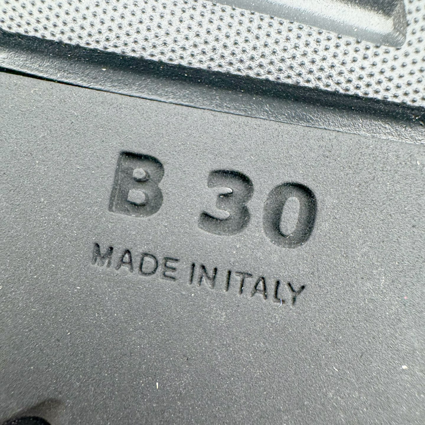 图片[19]-＃ZC总裁 Dior B30 迪奥网眼织物低帮运动休闲鞋 原版开模 海淘专供品质同渠道货源 全套专柜原装配件 该款系列采用黑网色眼织物白和色科技料面精心制 作饰以反光“CD30”图形标志 外格轻盈的刻雕效果橡胶鞋搭底配标志性点的缀提升格调 内弹部力细节塑造想理的舒适穿着体验可与各休式闲造型配搭 彰显尚时现代的运风动范 正常尺码：39 40 41 42 43 44 45-选品中心