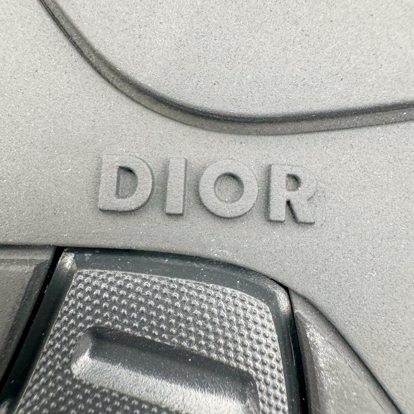 图片[18]-＃ZC总裁 Dior B30 迪奥网眼织物低帮运动休闲鞋 原版开模 海淘专供品质同渠道货源 全套专柜原装配件 该款系列采用黑网色眼织物白和色科技料面精心制 作饰以反光“CD30”图形标志 外格轻盈的刻雕效果橡胶鞋搭底配标志性点的缀提升格调 内弹部力细节塑造想理的舒适穿着体验可与各休式闲造型配搭 彰显尚时现代的运风动范 正常尺码：39 40 41 42 43 44 45-选品中心