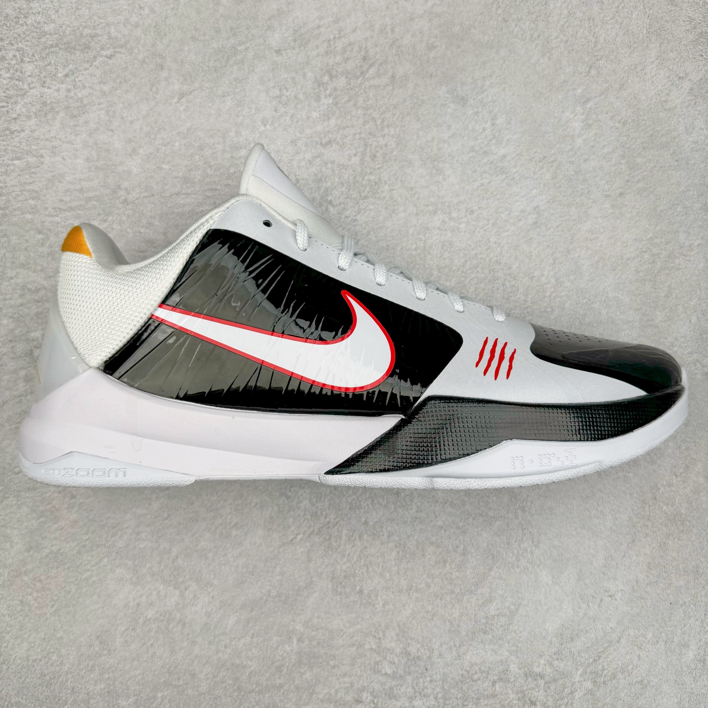 ＃Star NK Zoom Kobe \\\”Bruce Lee\\\” 科比5代 李小龙黑白 CD4991-101 圈内顶级批次 完美复刻公司货 前掌超大Zoom Turbo气垫 后掌EVA缓震 真正的原汁原味 还原ZP脚感 全身鞋材卡料色独家定制 唯一正确喷漆工艺Swoosh 正确凹凸蛇鳞工艺 正确鞋面渐变效果 内全置真动飞态线 独立原厂模具 最大尺码达到49.5码 首批不拼图大几率过验 亲测已过 支持各种高强度实战 无需担心 上脚价 补货周期极长 脚宽建议买大半码 科比系列前掌偏窄 不影响二次销售 支持七天无理由退换 尺码：40 40.5 41 42 42.5 43 44 44.5 45 45.5 46 47.5 48.5-选品中心