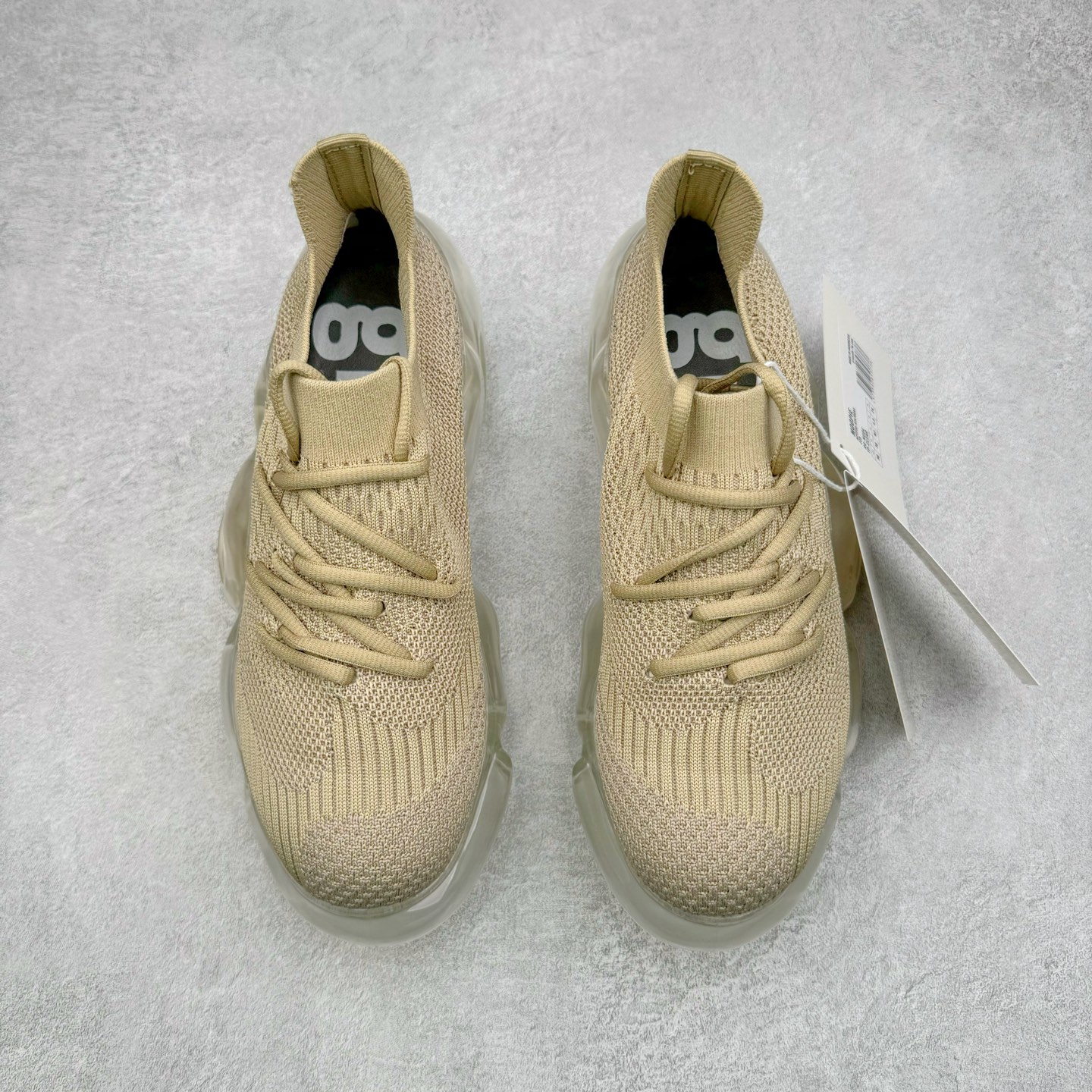 图片[2]-Grounds 圆头厚底低帮生活气垫休闲鞋 该鞋款的外观设计走在时尚前沿 简约休闲的风格适合日常穿搭 其独特的风格款式构成了品牌身份重要的一部分 Grounds 是迅速走红的日本小众品牌波比鞋比较像是来自未来世界 以科技感的氛围让人留下印象 尤其是那厚厚的气垫鞋底 一颗一颗圆圆的半透明外型相当讨喜 搭配不同的鞋身设计 不只波鞋、更有鞋靴 而且不只是外观 这种特殊的气垫也因为走起路来舒服又好看 尺码：35 36 37 38 39 40-选品中心