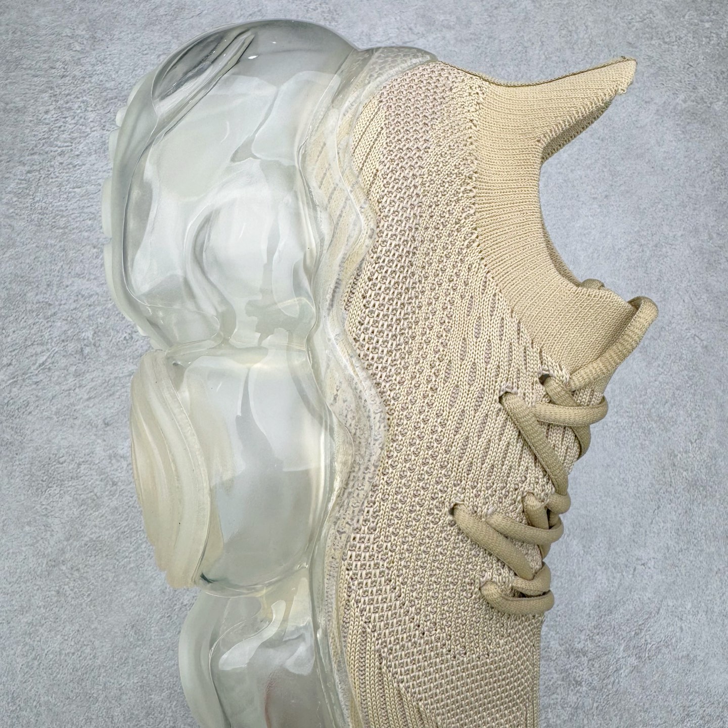 图片[6]-Grounds 圆头厚底低帮生活气垫休闲鞋 该鞋款的外观设计走在时尚前沿 简约休闲的风格适合日常穿搭 其独特的风格款式构成了品牌身份重要的一部分 Grounds 是迅速走红的日本小众品牌波比鞋比较像是来自未来世界 以科技感的氛围让人留下印象 尤其是那厚厚的气垫鞋底 一颗一颗圆圆的半透明外型相当讨喜 搭配不同的鞋身设计 不只波鞋、更有鞋靴 而且不只是外观 这种特殊的气垫也因为走起路来舒服又好看 尺码：35 36 37 38 39 40-选品中心