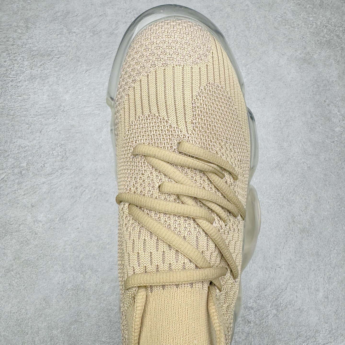 图片[4]-Grounds 圆头厚底低帮生活气垫休闲鞋 该鞋款的外观设计走在时尚前沿 简约休闲的风格适合日常穿搭 其独特的风格款式构成了品牌身份重要的一部分 Grounds 是迅速走红的日本小众品牌波比鞋比较像是来自未来世界 以科技感的氛围让人留下印象 尤其是那厚厚的气垫鞋底 一颗一颗圆圆的半透明外型相当讨喜 搭配不同的鞋身设计 不只波鞋、更有鞋靴 而且不只是外观 这种特殊的气垫也因为走起路来舒服又好看 尺码：35 36 37 38 39 40-选品中心