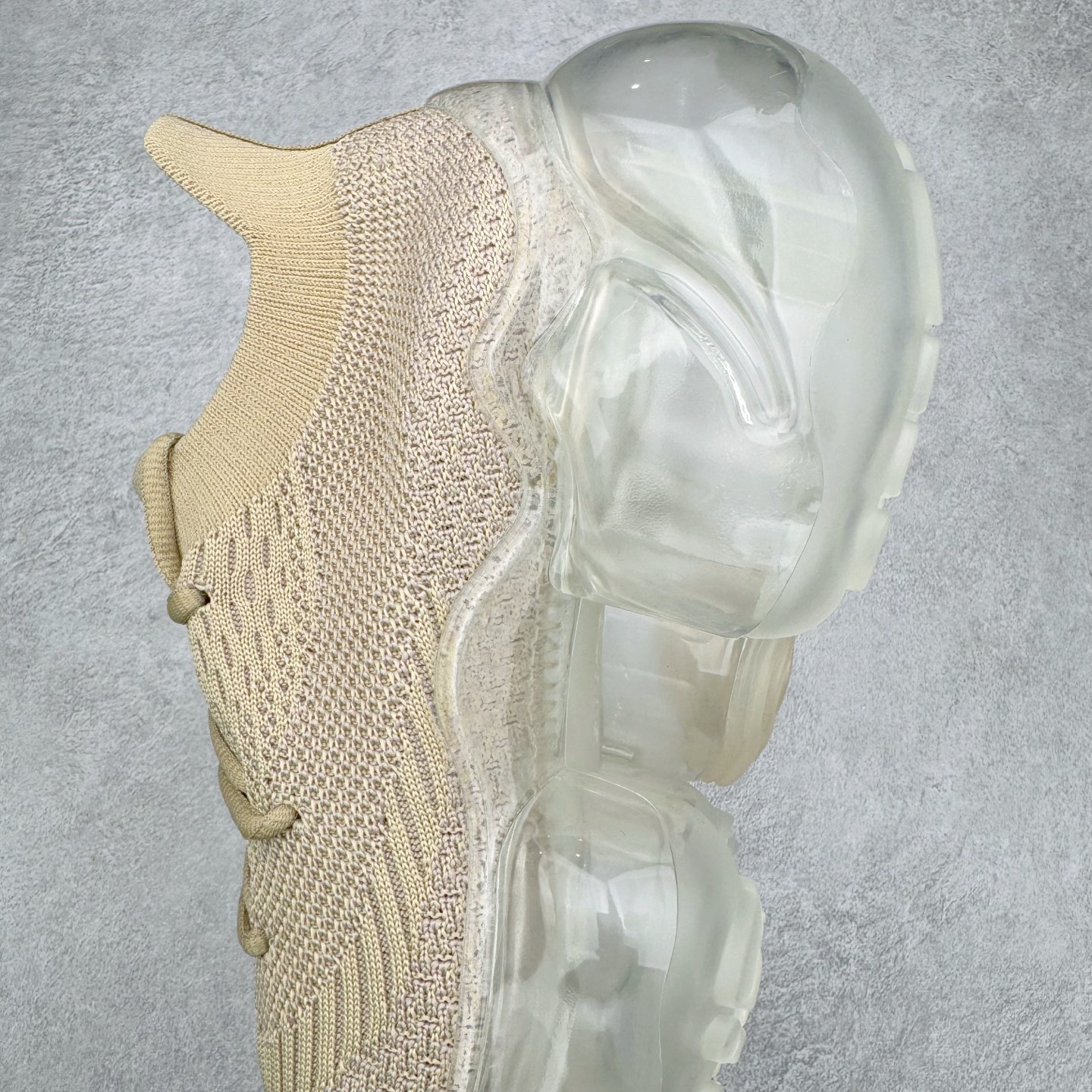 图片[7]-Grounds 圆头厚底低帮生活气垫休闲鞋 该鞋款的外观设计走在时尚前沿 简约休闲的风格适合日常穿搭 其独特的风格款式构成了品牌身份重要的一部分 Grounds 是迅速走红的日本小众品牌波比鞋比较像是来自未来世界 以科技感的氛围让人留下印象 尤其是那厚厚的气垫鞋底 一颗一颗圆圆的半透明外型相当讨喜 搭配不同的鞋身设计 不只波鞋、更有鞋靴 而且不只是外观 这种特殊的气垫也因为走起路来舒服又好看 尺码：35 36 37 38 39 40-选品中心