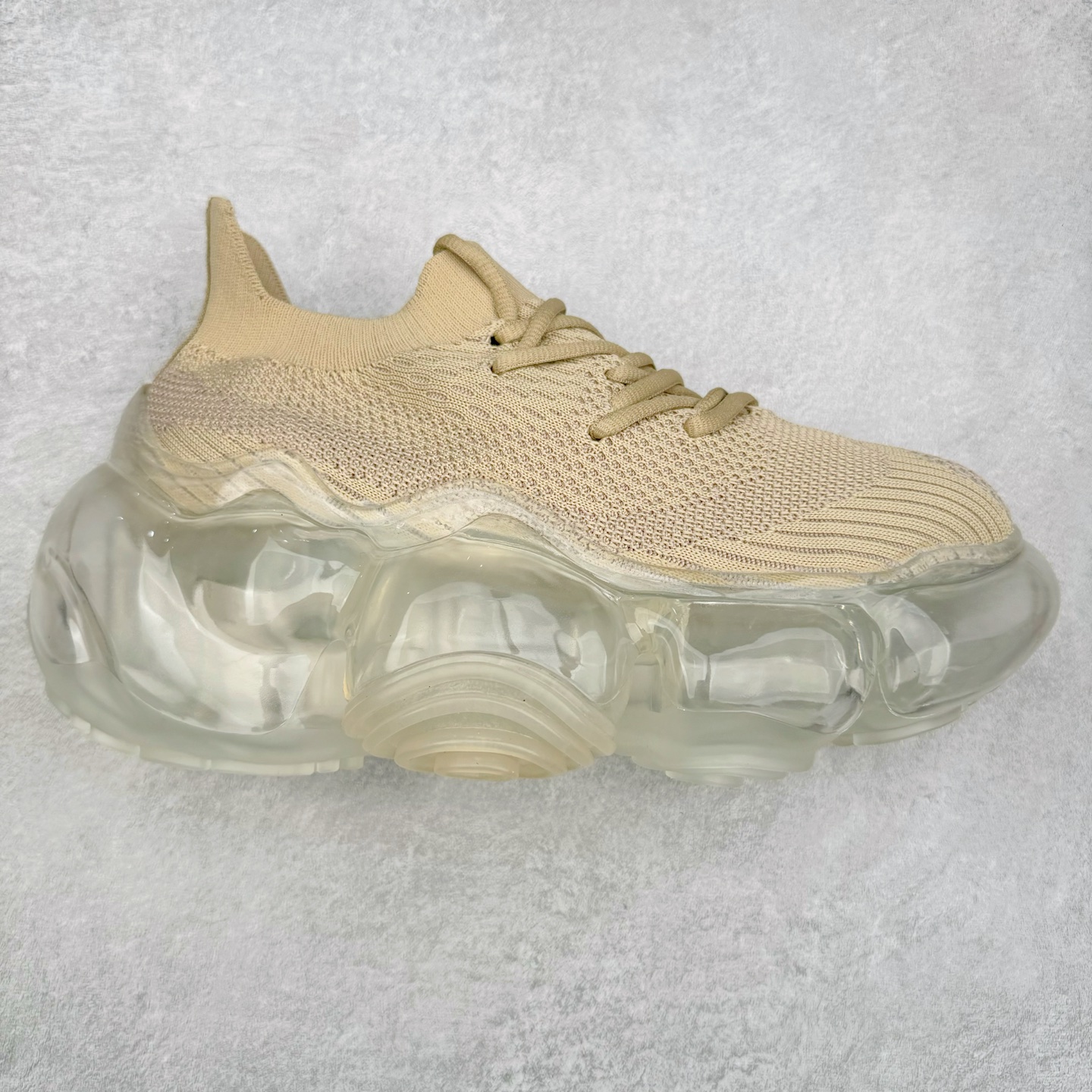 Grounds 圆头厚底低帮生活气垫休闲鞋 该鞋款的外观设计走在时尚前沿 简约休闲的风格适合日常穿搭 其独特的风格款式构成了品牌身份重要的一部分 Grounds 是迅速走红的日本小众品牌波比鞋比较像是来自未来世界 以科技感的氛围让人留下印象 尤其是那厚厚的气垫鞋底 一颗一颗圆圆的半透明外型相当讨喜 搭配不同的鞋身设计 不只波鞋、更有鞋靴 而且不只是外观 这种特殊的气垫也因为走起路来舒服又好看 尺码：35 36 37 38 39 40-选品中心