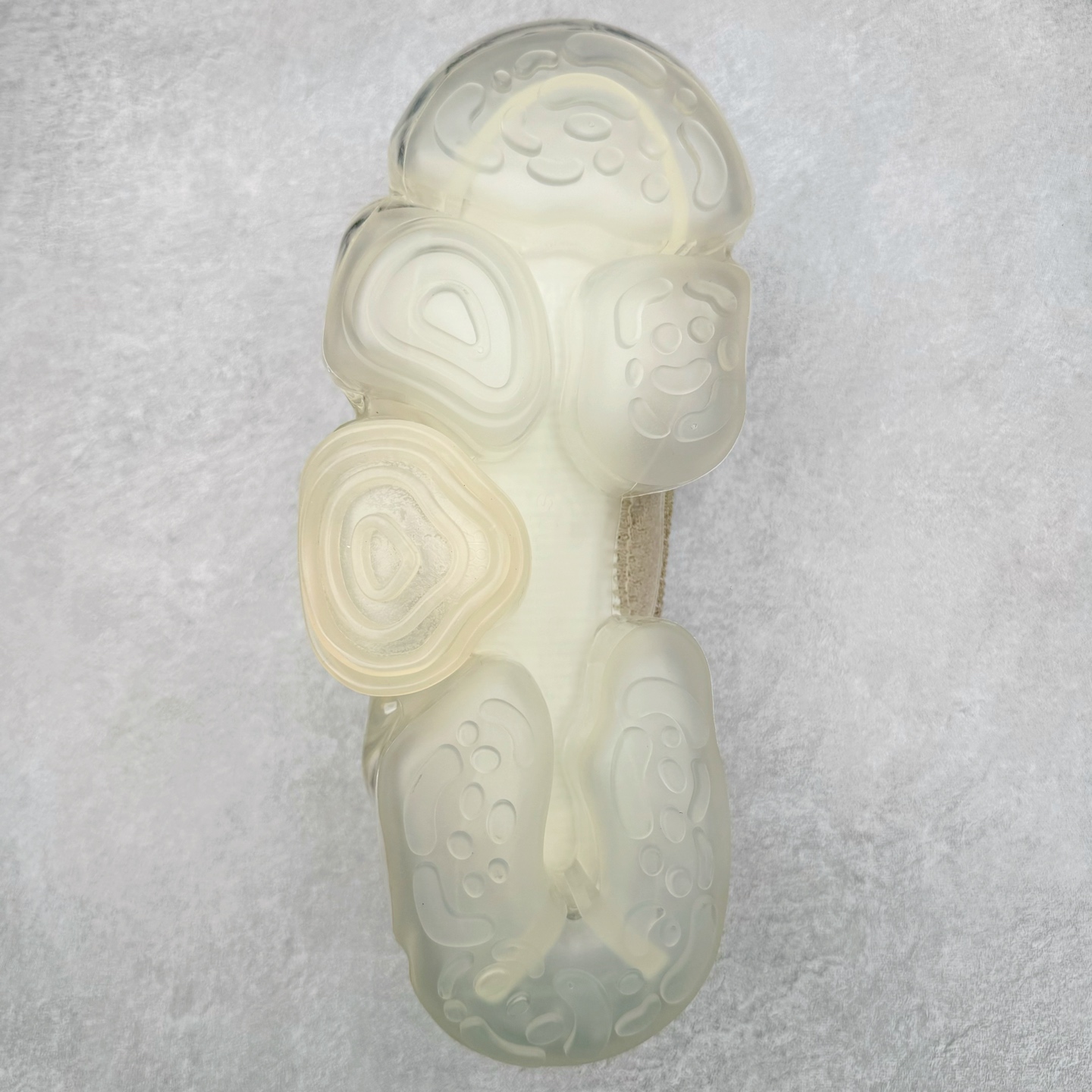 图片[9]-Grounds 圆头厚底低帮生活气垫休闲鞋 该鞋款的外观设计走在时尚前沿 简约休闲的风格适合日常穿搭 其独特的风格款式构成了品牌身份重要的一部分 Grounds 是迅速走红的日本小众品牌波比鞋比较像是来自未来世界 以科技感的氛围让人留下印象 尤其是那厚厚的气垫鞋底 一颗一颗圆圆的半透明外型相当讨喜 搭配不同的鞋身设计 不只波鞋、更有鞋靴 而且不只是外观 这种特殊的气垫也因为走起路来舒服又好看 尺码：35 36 37 38 39 40-选品中心