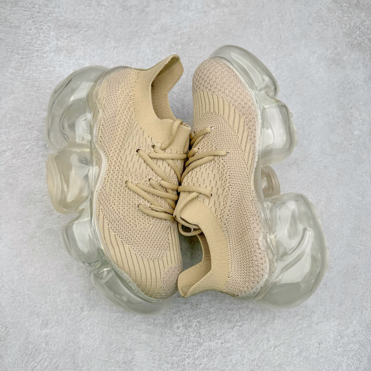 图片[3]-Grounds 圆头厚底低帮生活气垫休闲鞋 该鞋款的外观设计走在时尚前沿 简约休闲的风格适合日常穿搭 其独特的风格款式构成了品牌身份重要的一部分 Grounds 是迅速走红的日本小众品牌波比鞋比较像是来自未来世界 以科技感的氛围让人留下印象 尤其是那厚厚的气垫鞋底 一颗一颗圆圆的半透明外型相当讨喜 搭配不同的鞋身设计 不只波鞋、更有鞋靴 而且不只是外观 这种特殊的气垫也因为走起路来舒服又好看 尺码：35 36 37 38 39 40-选品中心