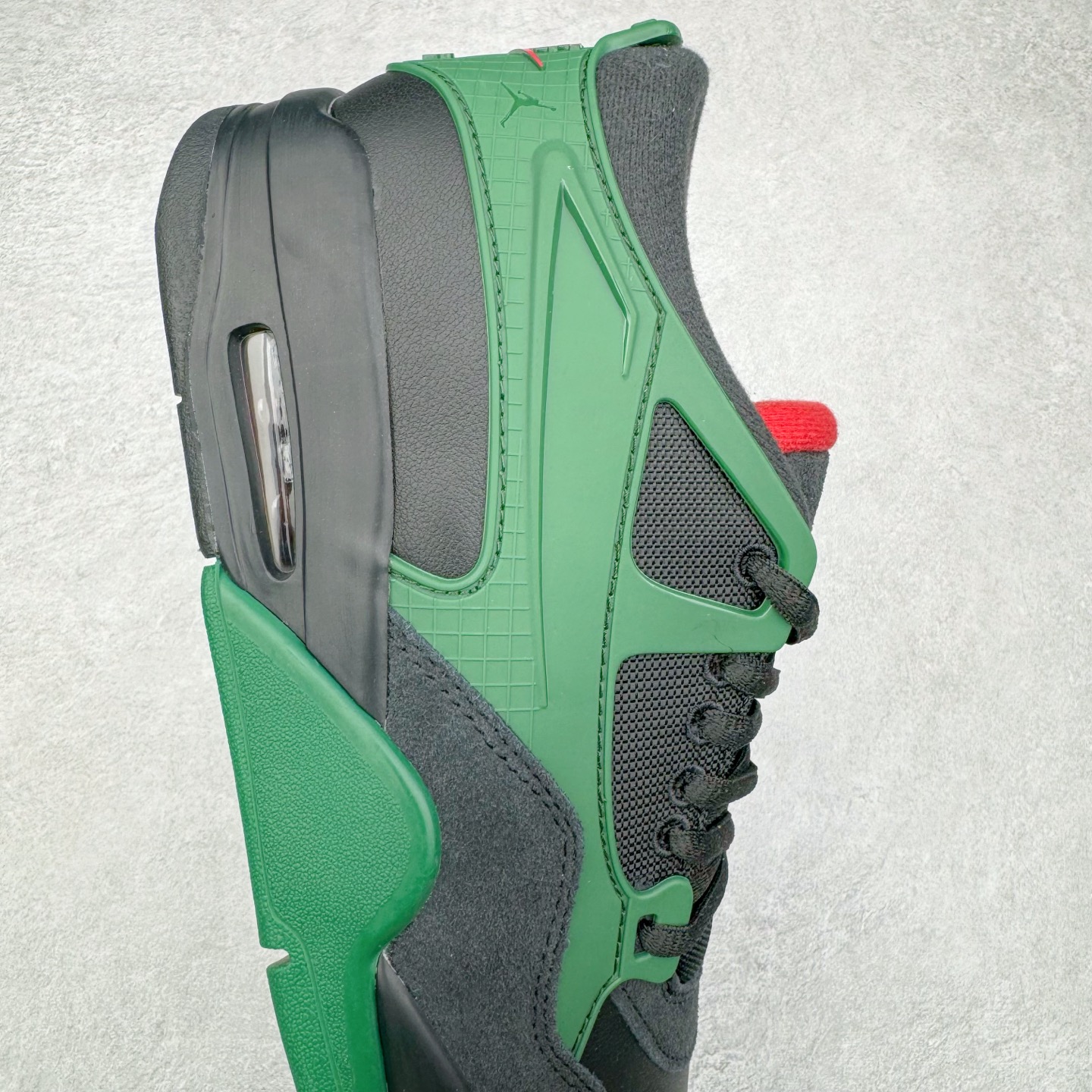 图片[6]-＃KZ纯原 Air Jordan AJ4 RM 重制版低帮复古篮球鞋 黑绿 FQ7939-003 亲自操刀耗时半年巨作 全套原纸板楦头开发 确保原汁原味 完美呈现版型 一比一鞋头弧度高度鞋身弧度 原厂TPU 正确内里网布 菱角分明不变形无多余毛边 柔软性质感一致于原鞋 原厂织唛标 原厂飞人电绣工艺 尾指中部跳三针 独家绑鞋带手法 印刷中底布 四线拉帮 米色美纹纸贴合固定 进口港宝加持 后跟自然饱满 全鞋荧光划线卡点 追求极致完美 每一双都是工艺品 多重QC质检 超越公司货的品控标准 实实在在的免检产品 采用了低帮的设计 并保留了众多AJ4的经典元素 鞋身以皮革、麂皮材质拼接打造 AJ4经典的TPU材质延伸至后跟 增强鞋款稳定性 而鞋身侧面的网格设计则被取消 尾部的NIKE AIR标志也得到保留 并同时带有飞人logo 中底部分同样搭载了可视AIR气垫 鞋底采用米白色中底和外底呈现 为整个设计收尾 尺码：36 36.5 37.5 38 38.5 39 40 40.5 41 42 42.5 43 44 44.5 45 46 47.5-选品中心