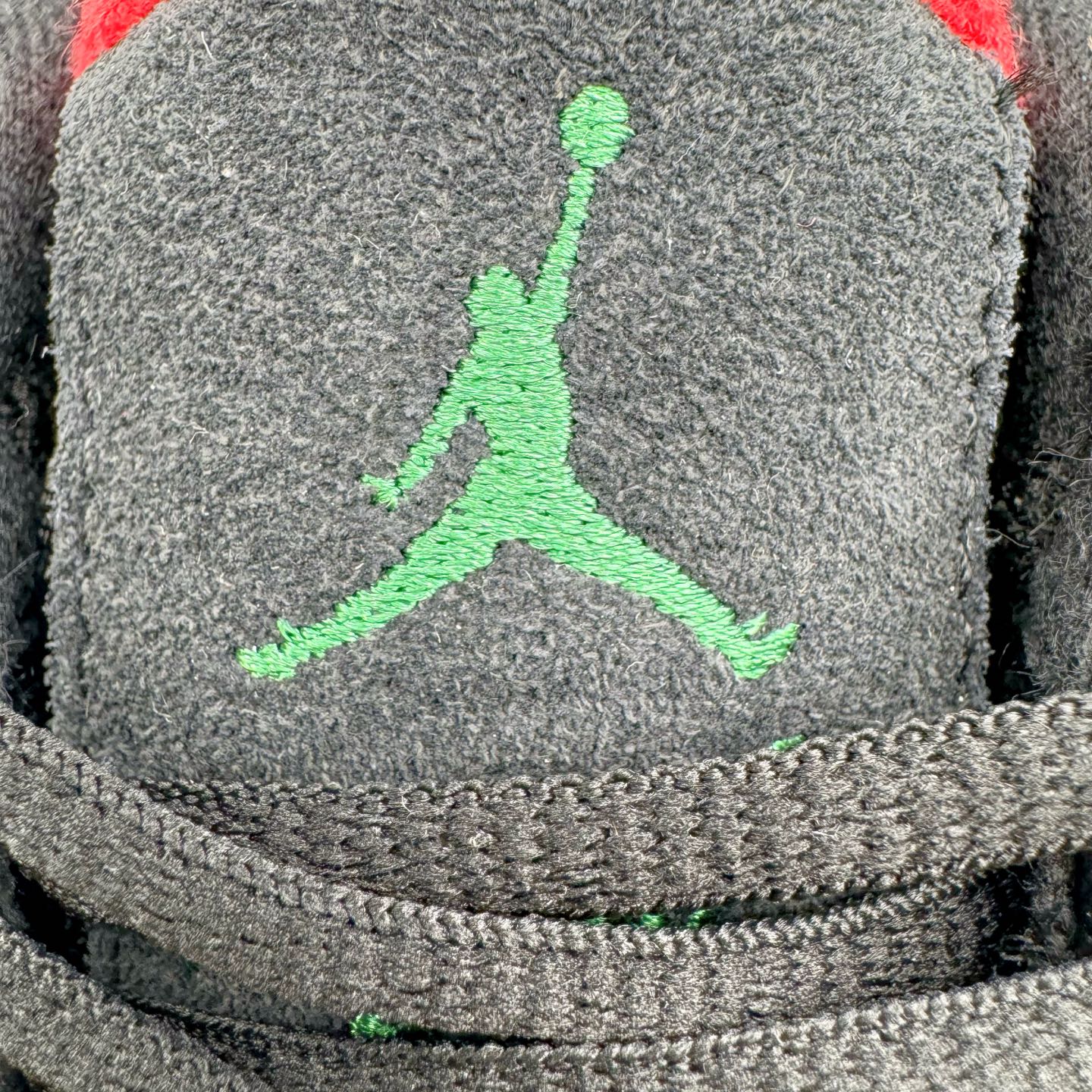 图片[13]-＃KZ纯原 Air Jordan AJ4 RM 重制版低帮复古篮球鞋 黑绿 FQ7939-003 亲自操刀耗时半年巨作 全套原纸板楦头开发 确保原汁原味 完美呈现版型 一比一鞋头弧度高度鞋身弧度 原厂TPU 正确内里网布 菱角分明不变形无多余毛边 柔软性质感一致于原鞋 原厂织唛标 原厂飞人电绣工艺 尾指中部跳三针 独家绑鞋带手法 印刷中底布 四线拉帮 米色美纹纸贴合固定 进口港宝加持 后跟自然饱满 全鞋荧光划线卡点 追求极致完美 每一双都是工艺品 多重QC质检 超越公司货的品控标准 实实在在的免检产品 采用了低帮的设计 并保留了众多AJ4的经典元素 鞋身以皮革、麂皮材质拼接打造 AJ4经典的TPU材质延伸至后跟 增强鞋款稳定性 而鞋身侧面的网格设计则被取消 尾部的NIKE AIR标志也得到保留 并同时带有飞人logo 中底部分同样搭载了可视AIR气垫 鞋底采用米白色中底和外底呈现 为整个设计收尾 尺码：36 36.5 37.5 38 38.5 39 40 40.5 41 42 42.5 43 44 44.5 45 46 47.5-选品中心