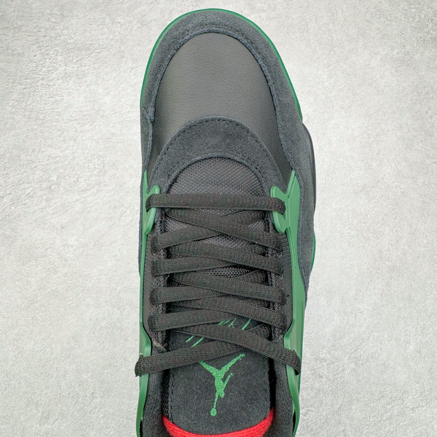 图片[4]-＃KZ纯原 Air Jordan AJ4 RM 重制版低帮复古篮球鞋 黑绿 FQ7939-003 亲自操刀耗时半年巨作 全套原纸板楦头开发 确保原汁原味 完美呈现版型 一比一鞋头弧度高度鞋身弧度 原厂TPU 正确内里网布 菱角分明不变形无多余毛边 柔软性质感一致于原鞋 原厂织唛标 原厂飞人电绣工艺 尾指中部跳三针 独家绑鞋带手法 印刷中底布 四线拉帮 米色美纹纸贴合固定 进口港宝加持 后跟自然饱满 全鞋荧光划线卡点 追求极致完美 每一双都是工艺品 多重QC质检 超越公司货的品控标准 实实在在的免检产品 采用了低帮的设计 并保留了众多AJ4的经典元素 鞋身以皮革、麂皮材质拼接打造 AJ4经典的TPU材质延伸至后跟 增强鞋款稳定性 而鞋身侧面的网格设计则被取消 尾部的NIKE AIR标志也得到保留 并同时带有飞人logo 中底部分同样搭载了可视AIR气垫 鞋底采用米白色中底和外底呈现 为整个设计收尾 尺码：36 36.5 37.5 38 38.5 39 40 40.5 41 42 42.5 43 44 44.5 45 46 47.5-选品中心