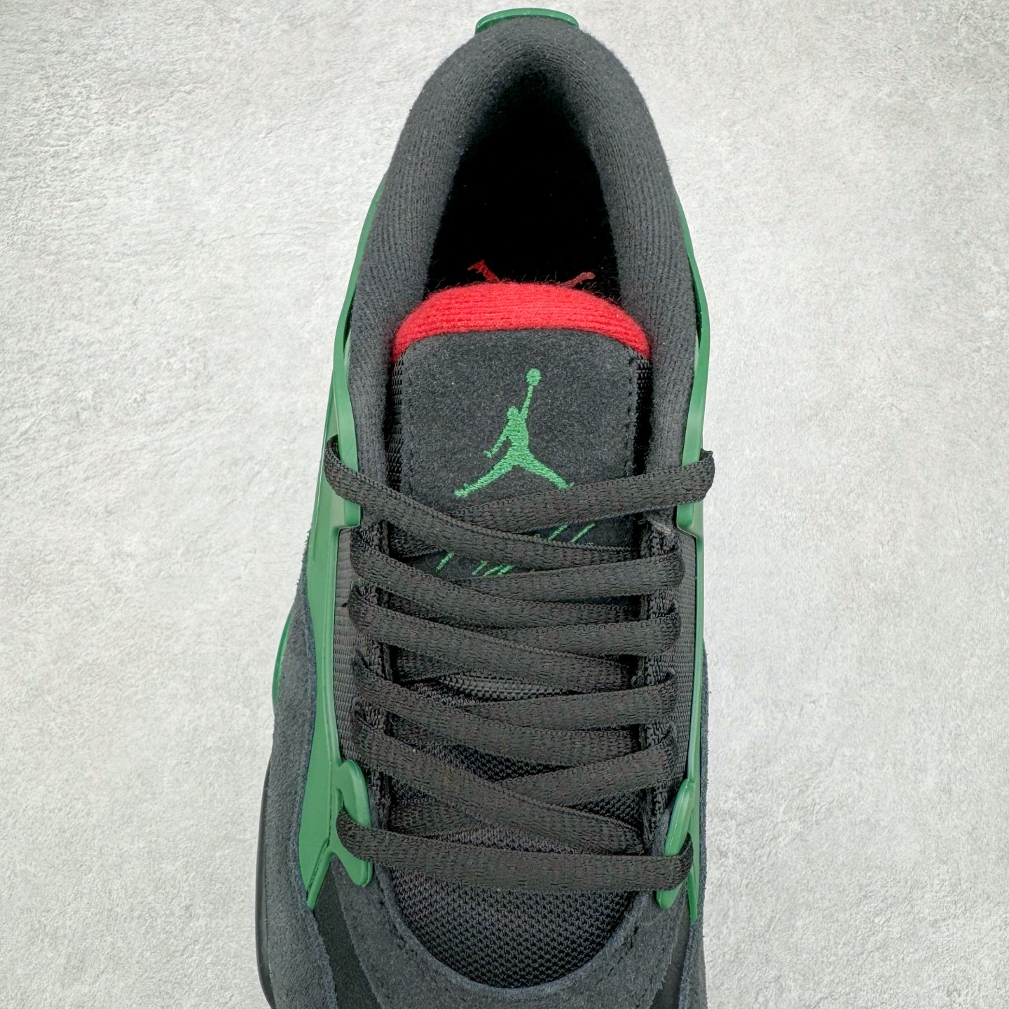 图片[5]-＃KZ纯原 Air Jordan AJ4 RM 重制版低帮复古篮球鞋 黑绿 FQ7939-003 亲自操刀耗时半年巨作 全套原纸板楦头开发 确保原汁原味 完美呈现版型 一比一鞋头弧度高度鞋身弧度 原厂TPU 正确内里网布 菱角分明不变形无多余毛边 柔软性质感一致于原鞋 原厂织唛标 原厂飞人电绣工艺 尾指中部跳三针 独家绑鞋带手法 印刷中底布 四线拉帮 米色美纹纸贴合固定 进口港宝加持 后跟自然饱满 全鞋荧光划线卡点 追求极致完美 每一双都是工艺品 多重QC质检 超越公司货的品控标准 实实在在的免检产品 采用了低帮的设计 并保留了众多AJ4的经典元素 鞋身以皮革、麂皮材质拼接打造 AJ4经典的TPU材质延伸至后跟 增强鞋款稳定性 而鞋身侧面的网格设计则被取消 尾部的NIKE AIR标志也得到保留 并同时带有飞人logo 中底部分同样搭载了可视AIR气垫 鞋底采用米白色中底和外底呈现 为整个设计收尾 尺码：36 36.5 37.5 38 38.5 39 40 40.5 41 42 42.5 43 44 44.5 45 46 47.5-选品中心