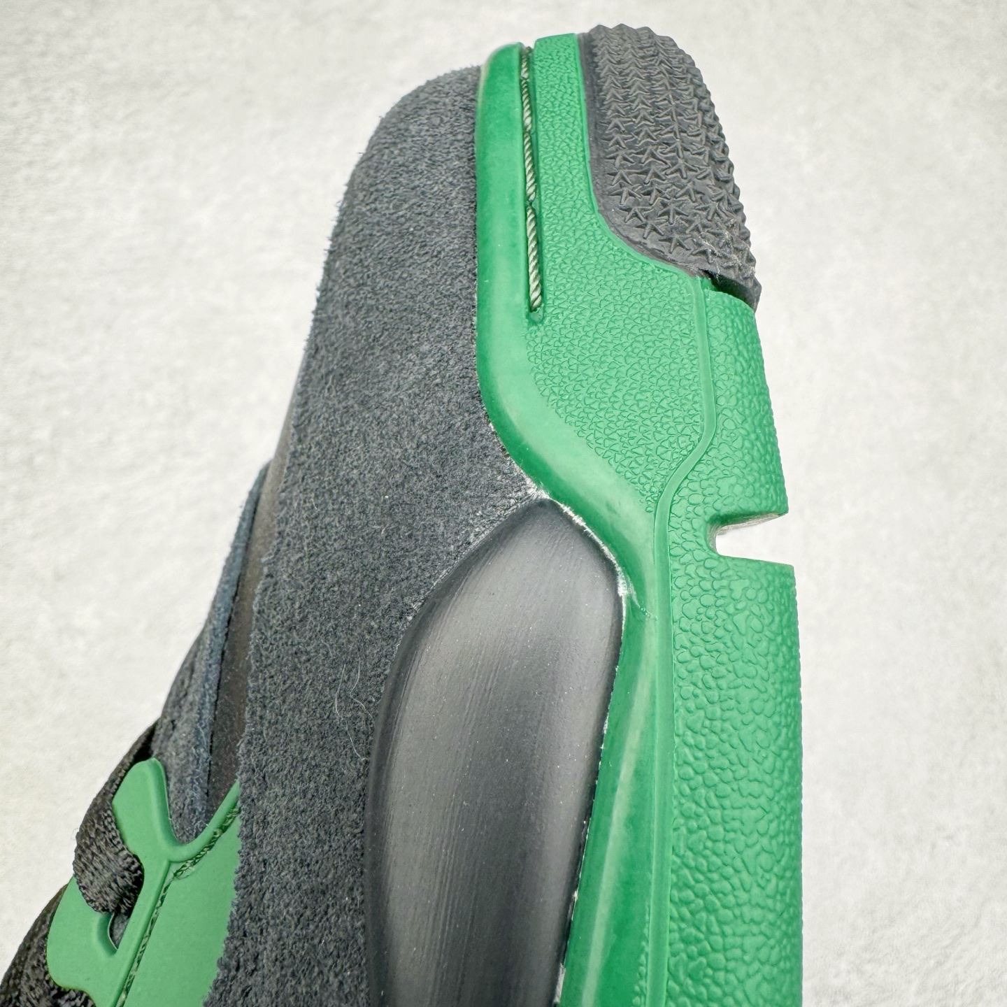 图片[14]-＃KZ纯原 Air Jordan AJ4 RM 重制版低帮复古篮球鞋 黑绿 FQ7939-003 亲自操刀耗时半年巨作 全套原纸板楦头开发 确保原汁原味 完美呈现版型 一比一鞋头弧度高度鞋身弧度 原厂TPU 正确内里网布 菱角分明不变形无多余毛边 柔软性质感一致于原鞋 原厂织唛标 原厂飞人电绣工艺 尾指中部跳三针 独家绑鞋带手法 印刷中底布 四线拉帮 米色美纹纸贴合固定 进口港宝加持 后跟自然饱满 全鞋荧光划线卡点 追求极致完美 每一双都是工艺品 多重QC质检 超越公司货的品控标准 实实在在的免检产品 采用了低帮的设计 并保留了众多AJ4的经典元素 鞋身以皮革、麂皮材质拼接打造 AJ4经典的TPU材质延伸至后跟 增强鞋款稳定性 而鞋身侧面的网格设计则被取消 尾部的NIKE AIR标志也得到保留 并同时带有飞人logo 中底部分同样搭载了可视AIR气垫 鞋底采用米白色中底和外底呈现 为整个设计收尾 尺码：36 36.5 37.5 38 38.5 39 40 40.5 41 42 42.5 43 44 44.5 45 46 47.5-选品中心