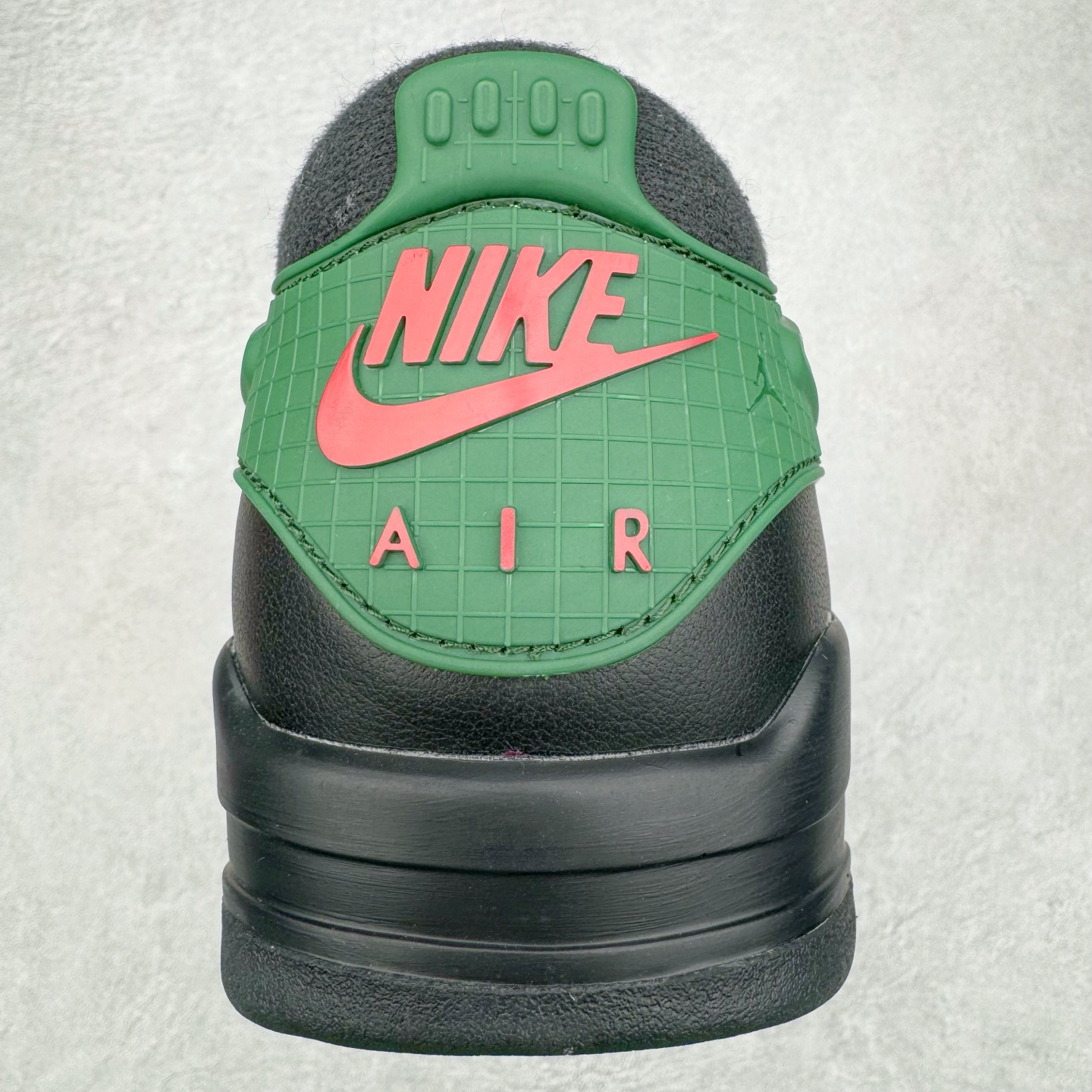 图片[8]-＃KZ纯原 Air Jordan AJ4 RM 重制版低帮复古篮球鞋 黑绿 FQ7939-003 亲自操刀耗时半年巨作 全套原纸板楦头开发 确保原汁原味 完美呈现版型 一比一鞋头弧度高度鞋身弧度 原厂TPU 正确内里网布 菱角分明不变形无多余毛边 柔软性质感一致于原鞋 原厂织唛标 原厂飞人电绣工艺 尾指中部跳三针 独家绑鞋带手法 印刷中底布 四线拉帮 米色美纹纸贴合固定 进口港宝加持 后跟自然饱满 全鞋荧光划线卡点 追求极致完美 每一双都是工艺品 多重QC质检 超越公司货的品控标准 实实在在的免检产品 采用了低帮的设计 并保留了众多AJ4的经典元素 鞋身以皮革、麂皮材质拼接打造 AJ4经典的TPU材质延伸至后跟 增强鞋款稳定性 而鞋身侧面的网格设计则被取消 尾部的NIKE AIR标志也得到保留 并同时带有飞人logo 中底部分同样搭载了可视AIR气垫 鞋底采用米白色中底和外底呈现 为整个设计收尾 尺码：36 36.5 37.5 38 38.5 39 40 40.5 41 42 42.5 43 44 44.5 45 46 47.5-选品中心